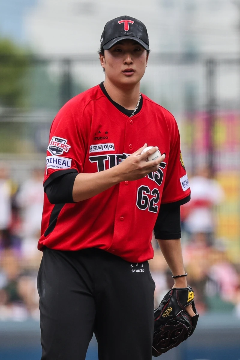 24일 오후 광주-KIA챔피언스필드에서 열린 '2026 신한 SOL KBO리그' SSG 랜더스와 KIA 타이거즈의 경기, KIA가 3:2로 승리하며 주말 3연전을 싹쓸이했다. 정해영은 9회초 구원 등판해 2실점하긴 했지만, 1점 차 리드를 지켜내며 세이브를 달성했다. 이로써 정해영은 KBO리그 역대 12번째 150세이브를 기록했다. KIA 타이거즈