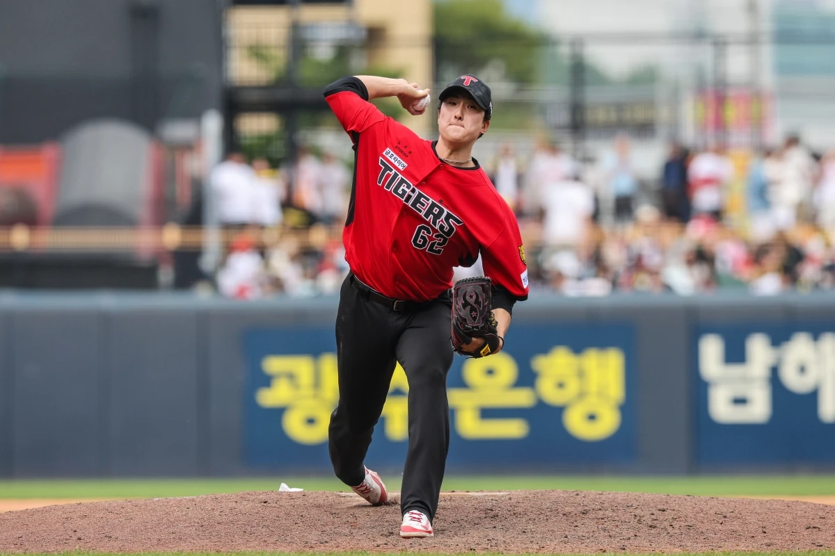 24일 오후 광주-KIA챔피언스필드에서 열린 '2026 신한 SOL KBO리그' SSG 랜더스와 KIA 타이거즈의 경기, KIA가 3:2로 승리하며 주말 3연전을 싹쓸이했다. 정해영은 9회초 구원 등판해 2실점하긴 했지만, 1점 차 리드를 지켜내며 세이브를 달성했다. 이로써 정해영은 KBO리그 역대 12번째 150세이브를 기록했다. KIA 타이거즈