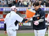 한화, 단독 5위+RYU 200승…'그것도 홈에서' 이보다 더 행복할 수 있나→"류현진 축하해! 에이스다워" 달감독 미소 [대전 현장]