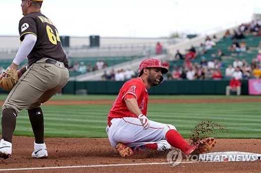 미국 스포츠 전문 매체 '야후 스포츠'는 25일 '크리스 테일러가 자신의 미래를 둘러싼 이틀간의 혼란 끝에 사회관계망서비스(SNS)를 통해 공식적으로 은퇴를 발표했다'고 보도했다. 테일러는 지난 23일 처음 현역 은퇴 의사를 밝혔으나 하루 뒤 입장을 번복하면서 다시 선수 생활 이어가겠다는 뜻을 드러냈다. 그는 부상자 명단(IL)에 오르는 방식으로 선수 신분을 유지하기로 결정했다. 하지만 다시 하루 만에 마음을 바꿨다. '야후 스포츠'는 '테일러가 최종적으로 은퇴를 결정했다. 이번에는 더 이상 번복 가능성이 없다'고 했다. 연합뉴스