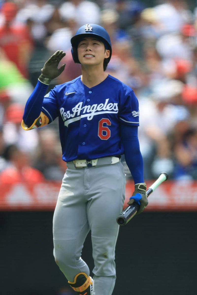 LA 다저스 김혜성이 25일(한국시간) 미국 위스콘신주 밀워키의 아메리칸패밀리필드에서 열린 2026 미국 메이저리그(MLB) 밀워키 브루어스와의 원정경기에 8번타자 겸 2루수로 선발 출전해 4타수 무안타 3삼진으로 부진했다. 이날 경기를 포함해 최근 5경기에서 15타수 2안타 타율 0.133으로 기대 이하의 성적을 남겼다. 26일 키케 에르난데스가 복귀하는 가운데, 미국 현지에서는 김혜성이 마이너리그로 향할 수 있다는 가능성이 제기됐다. 데이브 로버츠 다저스 감독도 김혜성의 최근 타격에 대해 우려를 표했다. 연합뉴스
