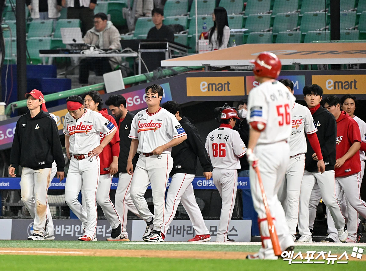 14일 오후 인천SSG랜더스필드에서 열린 '2026 신한 SOL Bank KBO리그' 두산 베어스와 SSG 랜더스의 경기, 두산이 홈런 4개를 몰아치며 SSG에 11:3 대승을 거뒀다. 경기종료 후 SSG 선수들이 아쉬워하고 있다. 엑스포츠뉴스 DB