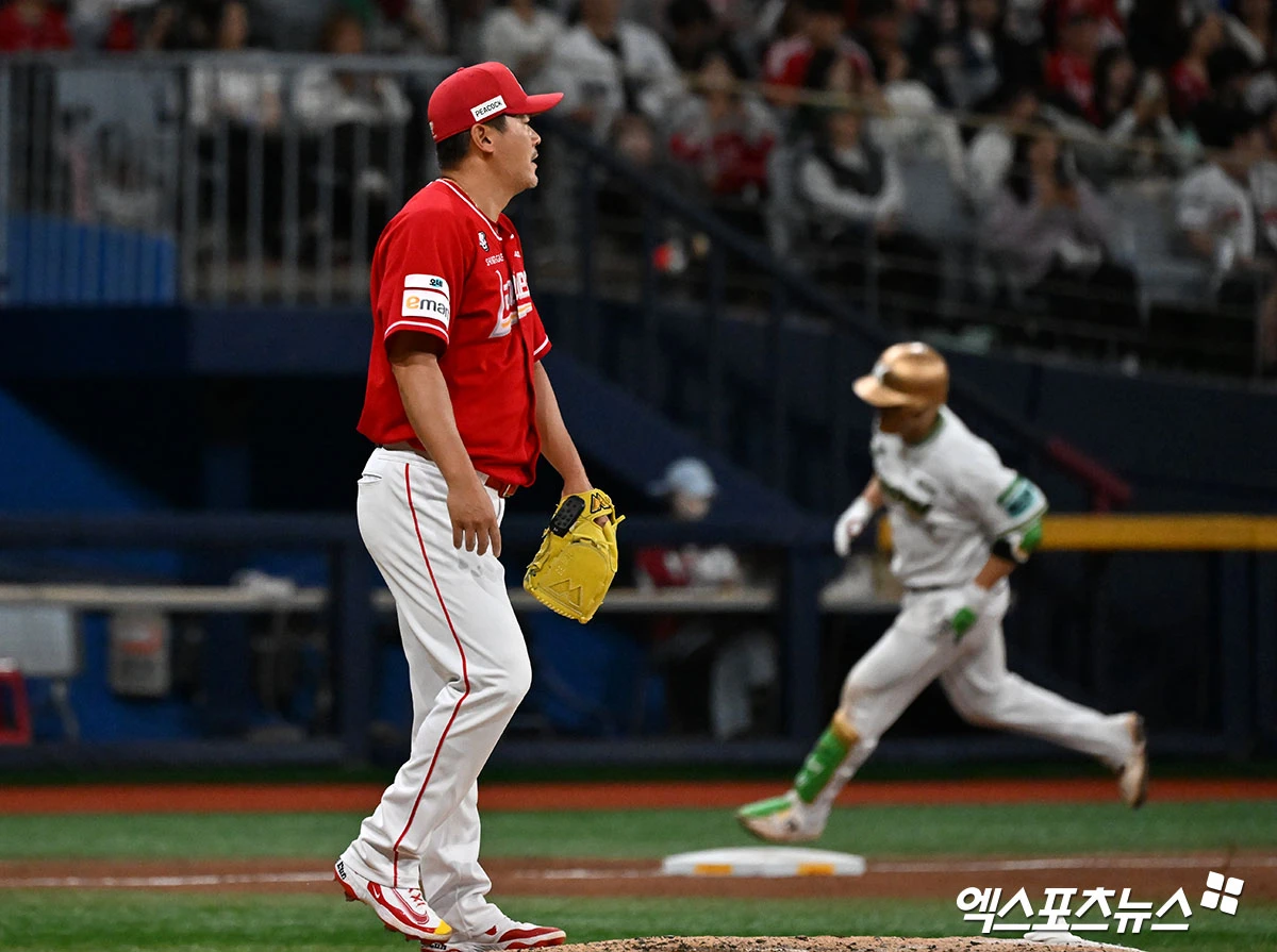 20일 오후 서울 구로구 고척스카이돔에서 열린 '2026 신한 SOL Bank KBO리그' SSG 랜더스와 키움 히어로즈의 경기, 8회말 2사 1루 SSG 노경은이 키움 김건희에게 투런 홈런을 허용한 후 아쉬워하고 있다. 엑스포츠뉴스 DB