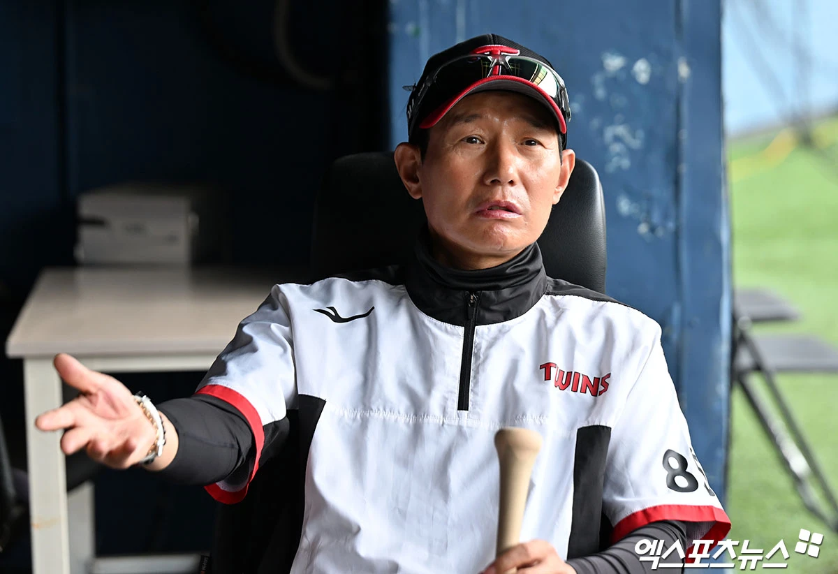 23일 오후 서울 송파구 잠실야구장에서 열리는 '2026 신한 SOL Bank KBO리그' 키움 히어로즈와 LG 트윈스의 경기, LG 염경엽 감독이 취재진과 대화를 나누고 있다. 엑스포츠뉴스 DB