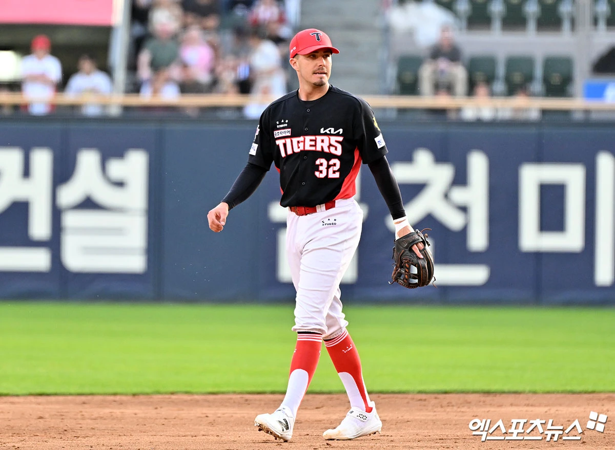 KIA 타이거즈가 아시아 쿼터로 영입했던 호주 출신 내야수 제리드 데일이 26일 방출됐다. 데일은 초반 안타 행진을 거듭하며 가성비 높은 활약을 펼치는가 싶었으나 이달 초부터 부진에 빠졌다. 지난 11일 1군 엔트리 말소 후 2주 넘게 2군에서만 머무르고 있었던 가운데 아시아 쿼터 퇴출 선수 1호라는 불명예를 안고 타이거즈를 떠나게 됐다. KIA는 새로운 아시아쿼터로 기존 KBO리그에서 뛰었던 투수를 물색 중인 것으로 알려졌다. 엑스포츠뉴스DB