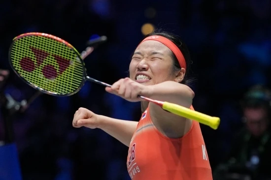 세계랭킹 1위 안세영(삼성생명)은 26일(한국시간) 싱가포르 칼랑의 싱가포르 실내 체육관에 열린 2026 세계배드민턴연맹(BWF) 월드투어 싱가포르 오픈(슈퍼 750) 여자단식 1회전(32강)에서 세계랭킹 31위 신유진(인천국제공항)을 28분 만에 게임스코어 2-0(21-12 21-3)으로 꺾었다. 이날 안세영 대회 첫 경기부터 같은 한국 국가대표 심유진과 코리안더비를 치렀다. 안세영은 대회 우승 후보 다운 경기력을 과시하면서 심유진을 가볍게 꺾으며 대회 16강 진출에 성공했다. 지난해 싱가포르 오픈 8강에서 탈락해 3연패 달성에 실패했던 안세영은 이번 대회에서 정상 탈환에 도전한다. 연합뉴스