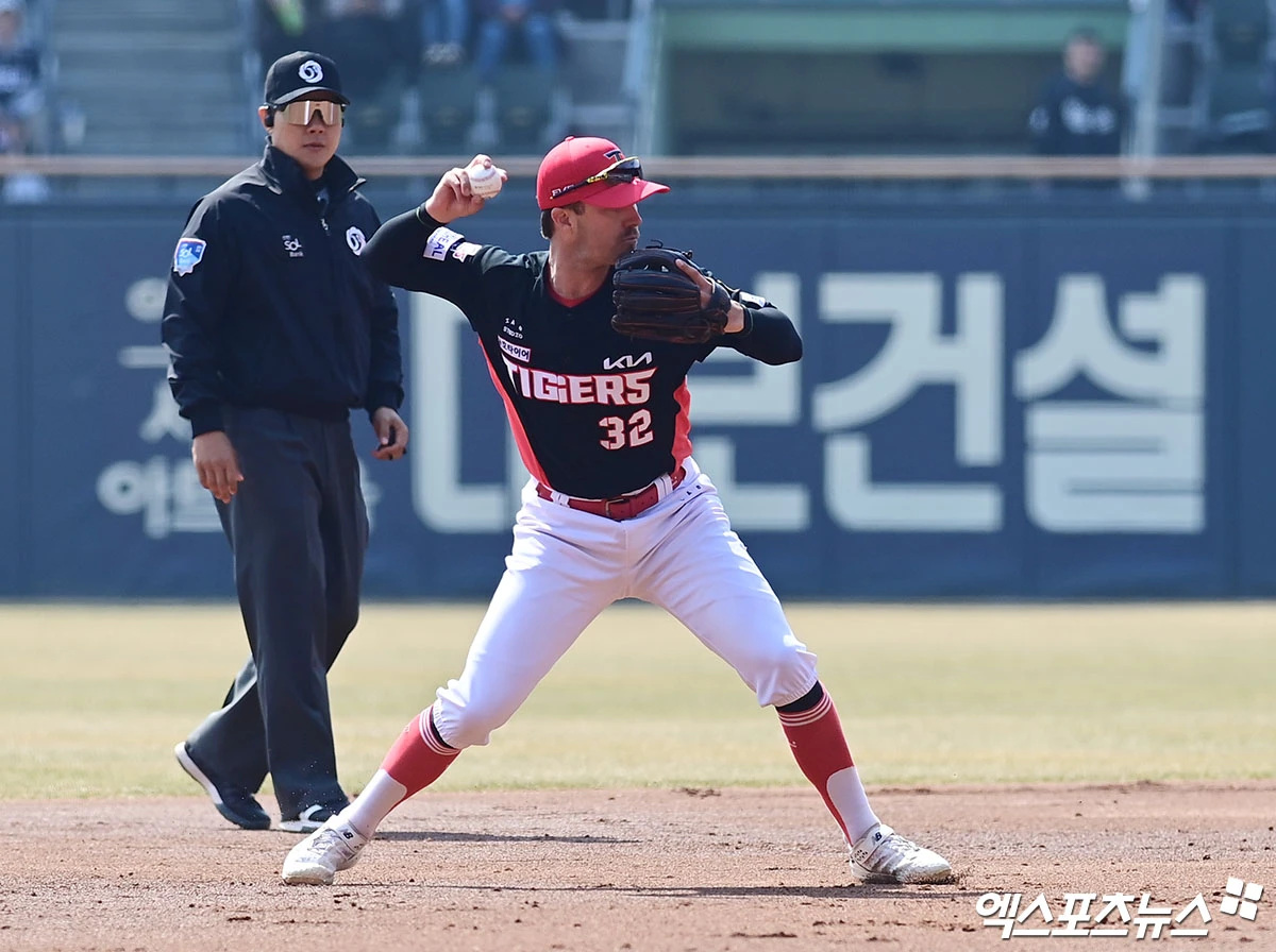 KIA 타이거즈에서 26일 방출이 확정된 호주 출신 내야수 제리드 데일이 26일 서울 고척스카이돔 원정 경기를 앞둔 1군 선수단을 찾아 이범호 감독을 비롯한 코칭스태프, 동료들과 작별 인사를 나눴다. 이범호 감독은 26일 '올 시즌 초반 데일이 너무 잘해줬다. 이 친구가 없었다면 시즌 초반 우리 팀이 굉장히 어려웠을 것이다. 기존 내야수들이 성장세를 보여줬고, 앞으로도 이 선수들로 (시즌을) 갈 수 있다는 생각이 들어서 (데일의 방출을) 결정하게 됐다'고 말했다. 사진 엑스포츠뉴스 DB