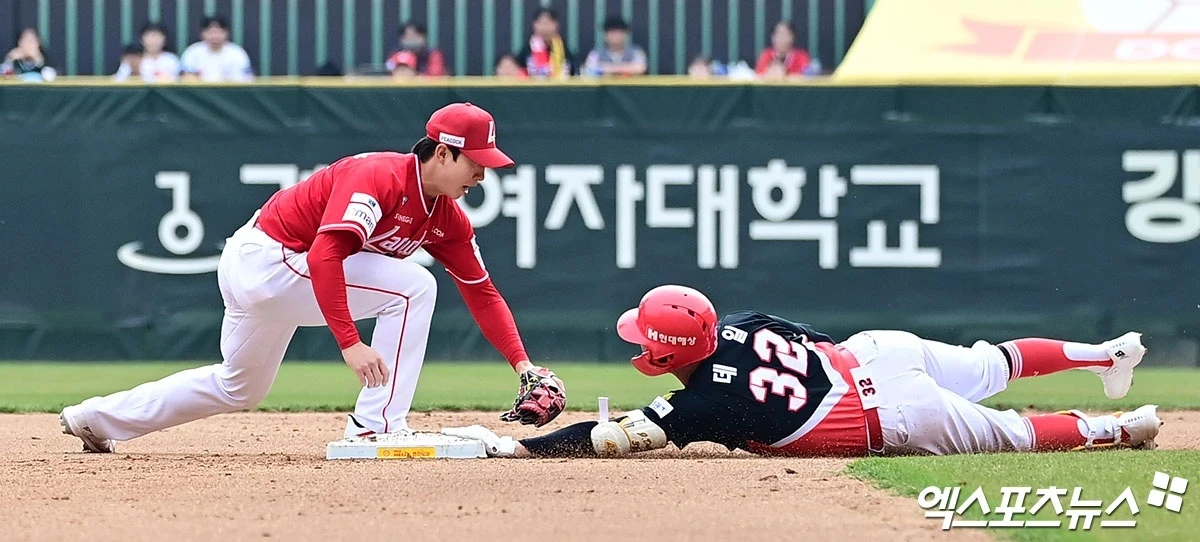 KIA 타이거즈에서 26일 방출이 확정된 호주 출신 내야수 제리드 데일이 26일 서울 고척스카이돔 원정 경기를 앞둔 1군 선수단을 찾아 이범호 감독을 비롯한 코칭스태프, 동료들과 작별 인사를 나눴다. 이범호 감독은 26일 '올 시즌 초반 데일이 너무 잘해줬다. 이 친구가 없었다면 시즌 초반 우리 팀이 굉장히 어려웠을 것이다. 기존 내야수들이 성장세를 보여줬고, 앞으로도 이 선수들로 (시즌을) 갈 수 있다는 생각이 들어서 (데일의 방출을) 결정하게 됐다'고 말했다. 사진 엑스포츠뉴스 DB