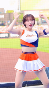 "속살 다 보이겠어!"…하지원 치어리더, 초미니 응원복에 팬들 난리