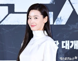 전지현, '군체' 무대인사 중 팬 넘어지자 달려가 직접 부축…"괜찮으세요?" 신속 대처 미담 [엑's 이슈]