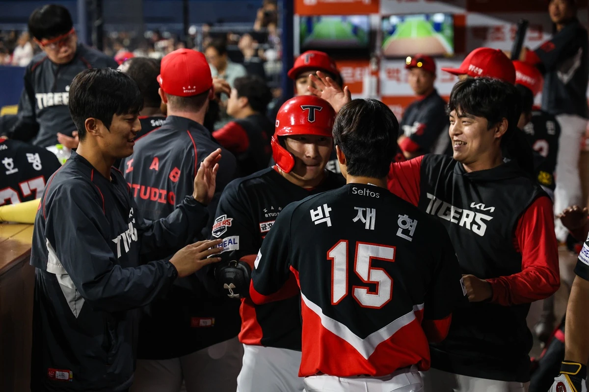 이범호 감독이 이끄는 KIA 타이거즈가 27일 서울 고척스카이돔에서 열린 2026 신한 SOL KBO리그 키움 히어로즈와의 팀 간 5차전에서 캡틴 나성범의 4타점 활약을 앞세워 5연승을 질주했다. 사진 KIA 타이거즈