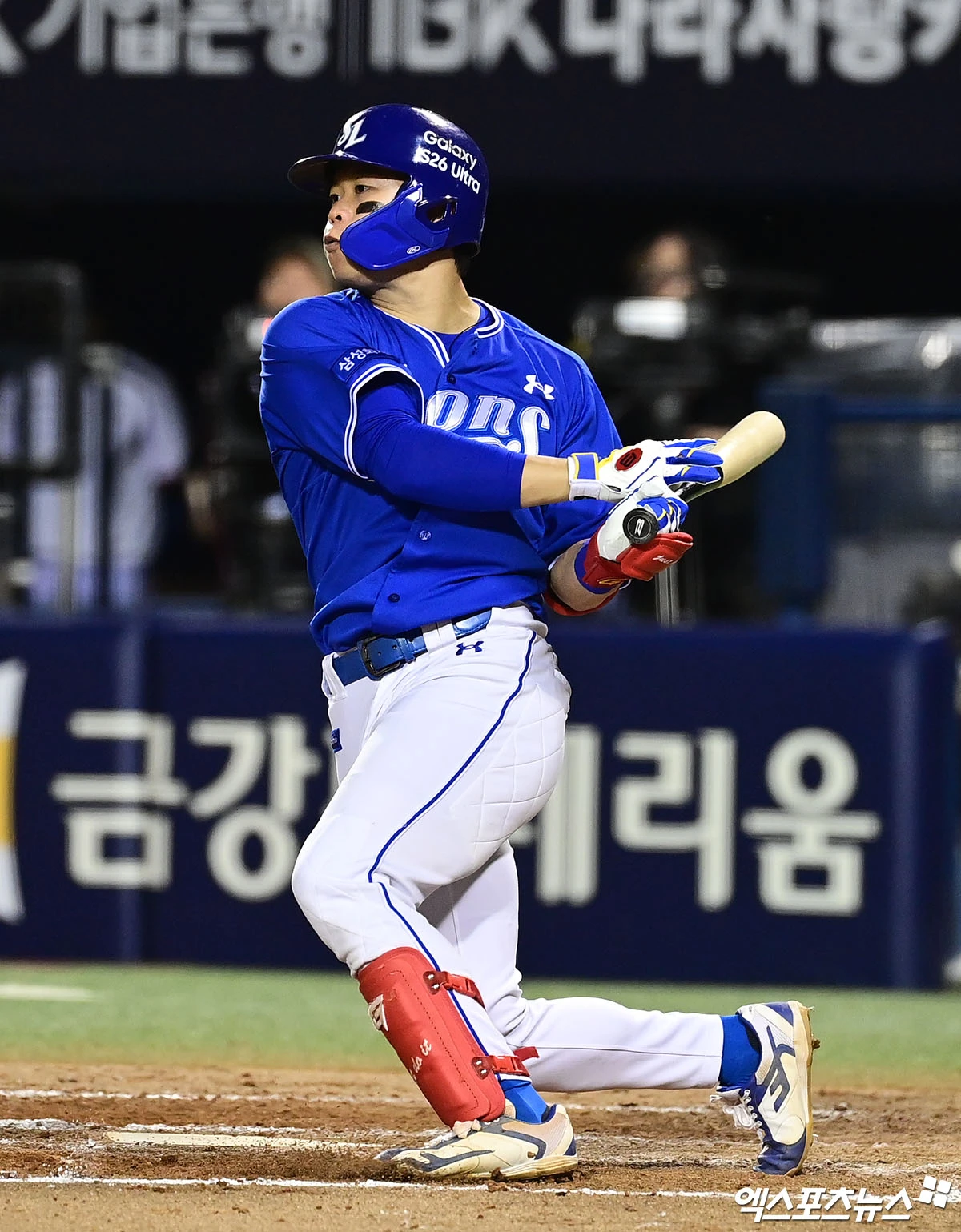삼성 라이온즈가 27일 인천 SSG랜더스필드에서 열린 SSG 랜더스와의 원정 경기에서 아리엘 후라도의 7이닝 1실점 역투와 박승규의 역전 결승 투런포에 4-1로 이겼다. 퀄리티 스타트 1위를 달리고도 시즌 2승에 그쳤던 후라도는 이날 모처럼 웃었다. 삼성도 단독 선두를 유지했다. 반면 SSG는 8연패 수렁에 빠지며 하위권으로 주저 앉을 가능성을 선보이고 있다. 엑스포츠뉴스DB