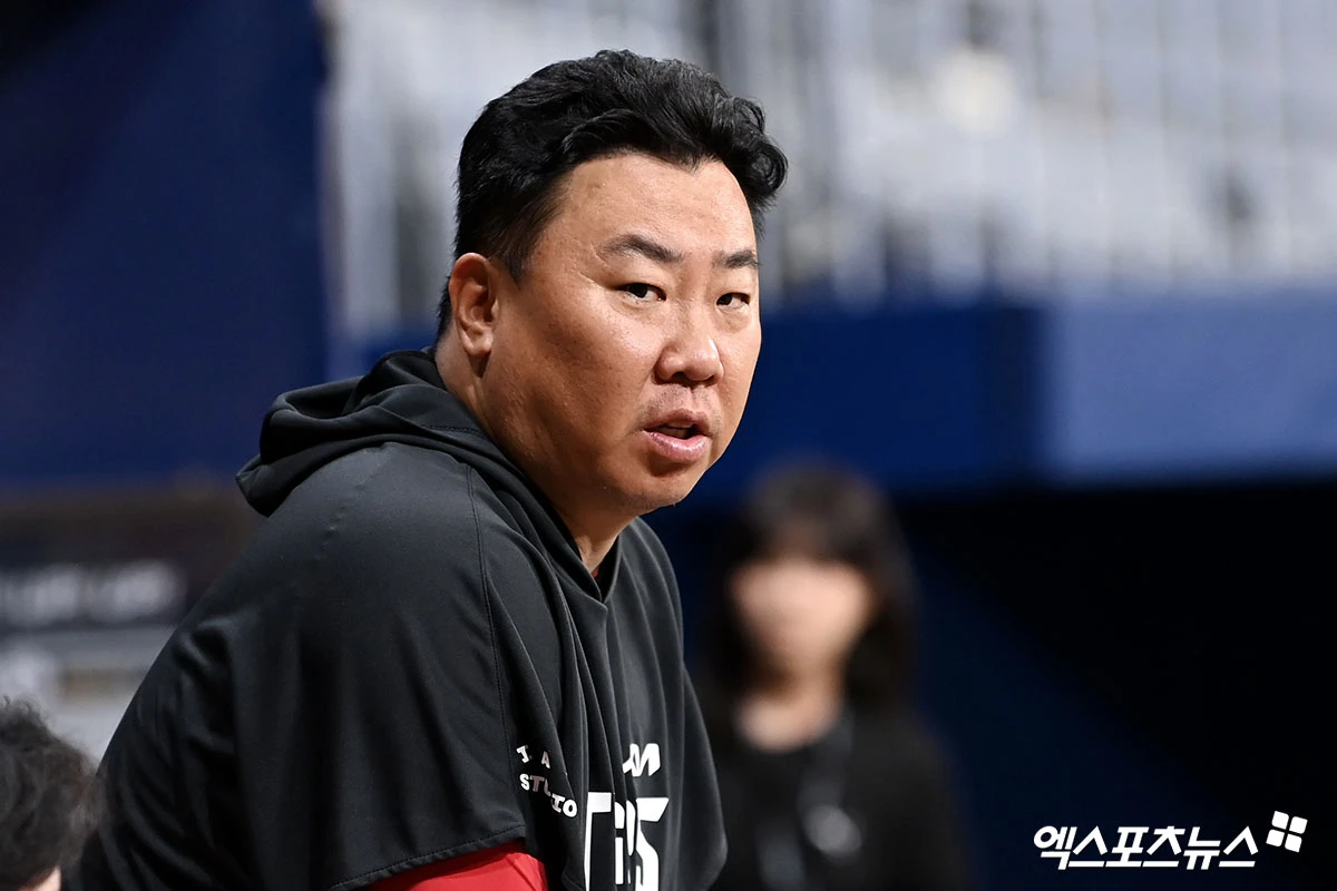 KIA 타이거즈는 28일 키움 히어로즈와의 방문 경기를 앞두고 제리드 데일의 대체 아시아쿼터 선수로 시라카와(우투우타, 2001년생)를 영입했다. 2001년생인 시라카와는 2020년 일본 독립리그 도쿠시마 인디고삭스에 입단했으며, 2024년에는 SSG 랜더스와 두산 베어스 소속으로 KBO리그 무대를 경험했다. 그해 2경기 57⅓이닝 4승 5패 46탈삼진 평균자책점 5.65를 올렸다. 시라카와는 2024년 12월 팔꿈치 인대접합 수술(토미존 수술)을 받았고, 지난해에는 재활에 전념했다. 올해 독립리그 성적은 5경기 25이닝 1승 1패 34탈삼진 평균자책점 1.08이다. KIA 타이거즈
