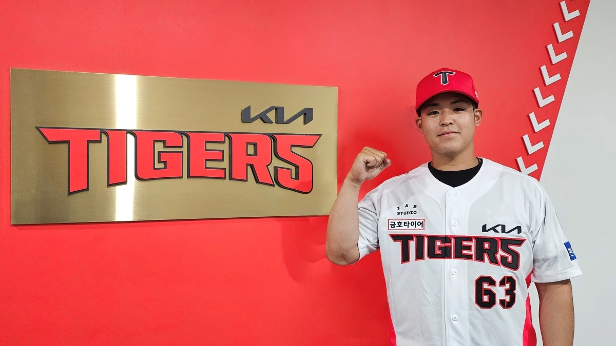 KIA 타이거즈는 28일 키움 히어로즈와의 방문 경기를 앞두고 제리드 데일의 대체 아시아쿼터 선수로 시라카와(우투우타, 2001년생)를 영입했다. 2001년생인 시라카와는 2020년 일본 독립리그 도쿠시마 인디고삭스에 입단했으며, 2024년에는 SSG 랜더스와 두산 베어스 소속으로 KBO리그 무대를 경험했다. 그해 2경기 57⅓이닝 4승 5패 46탈삼진 평균자책점 5.65를 올렸다. 시라카와는 2024년 12월 팔꿈치 인대접합 수술(토미존 수술)을 받았고, 지난해에는 재활에 전념했다. 올해 독립리그 성적은 5경기 25이닝 1승 1패 34탈삼진 평균자책점 1.08이다. KIA 타이거즈