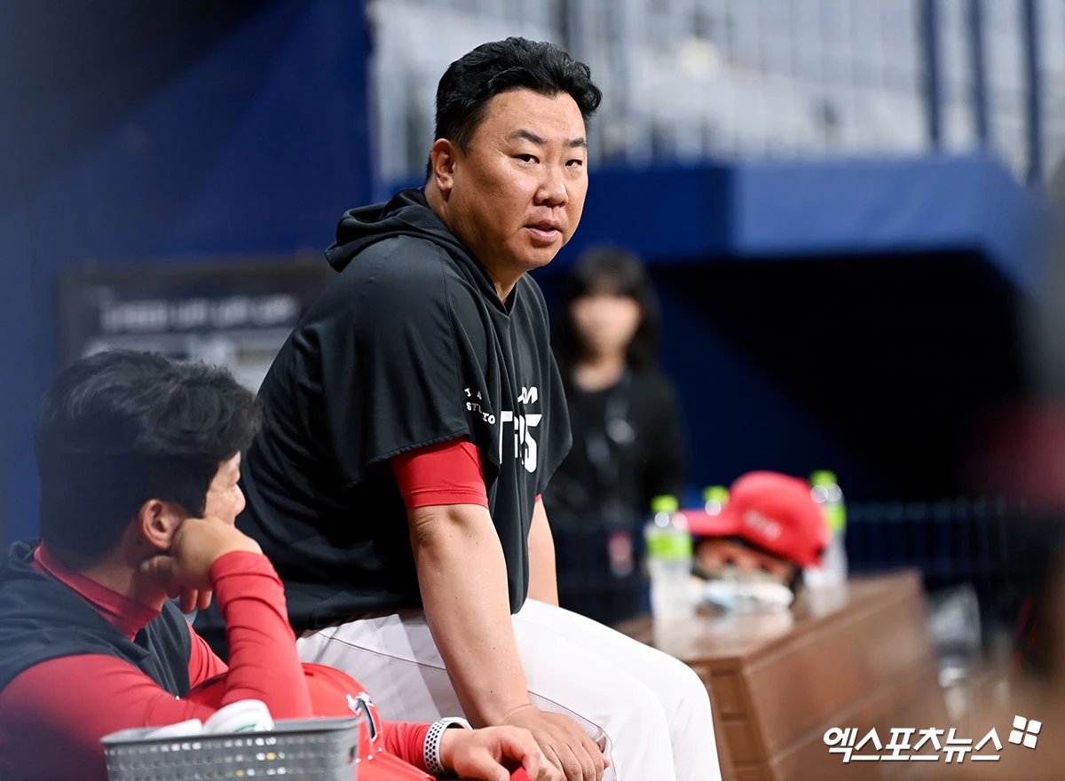 KIA 타이거즈는 28일 키움 히어로즈와의 방문 경기를 앞두고 제리드 데일의 대체 아시아쿼터 선수로 시라카와(우투우타, 2001년생)를 영입했다. 2001년생인 시라카와는 2020년 일본 독립리그 도쿠시마 인디고삭스에 입단했으며, 2024년에는 SSG 랜더스와 두산 베어스 소속으로 KBO리그 무대를 경험했다. 이범호 KIA 감독은 '(2024년에) 우리가 시라카와를 상대로 잘 못 쳤을 것이다. 그때보다 지금 구위가 더 좋다는 이야기를 들었다. 아무래도 수술을 받았기 때문에 더 좋은 인대를 갖고 한국에 왔을 것이다. 한국야구를 경험했고, 또 SSG와 두산에 있을 때 평가가 좋았다'고 기대했다. 엑스포츠뉴스DB