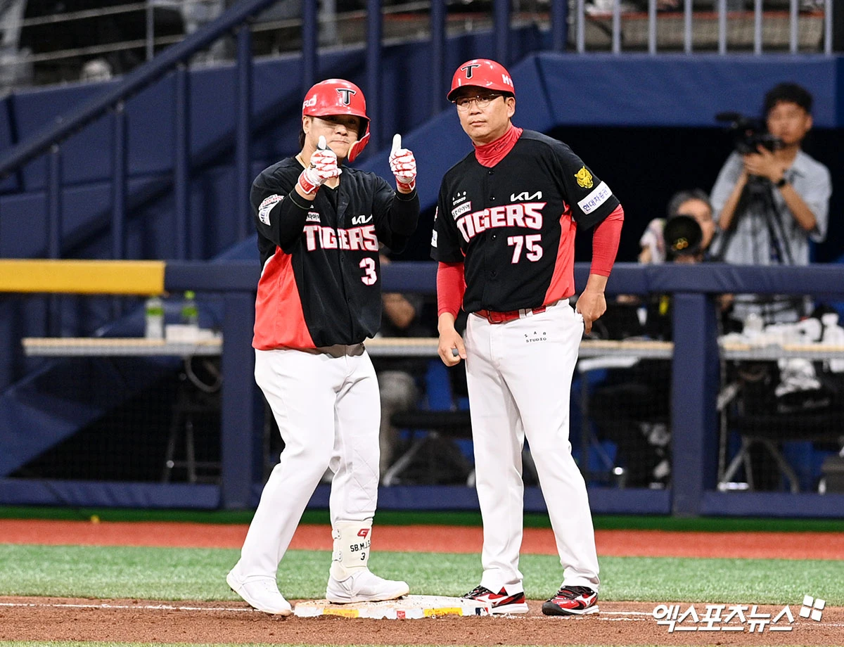 28일 오후 서울 구로구 고척스카이돔에서 열린 '2026 신한 SOL Bank KBO리그' KIA 타이거즈와 키움 히어로즈의 경기, 5회초 2사 2루 KIA 김선빈이 안타를 날리고 세리머니를 하고 있다. 고척, 고아라 기자
