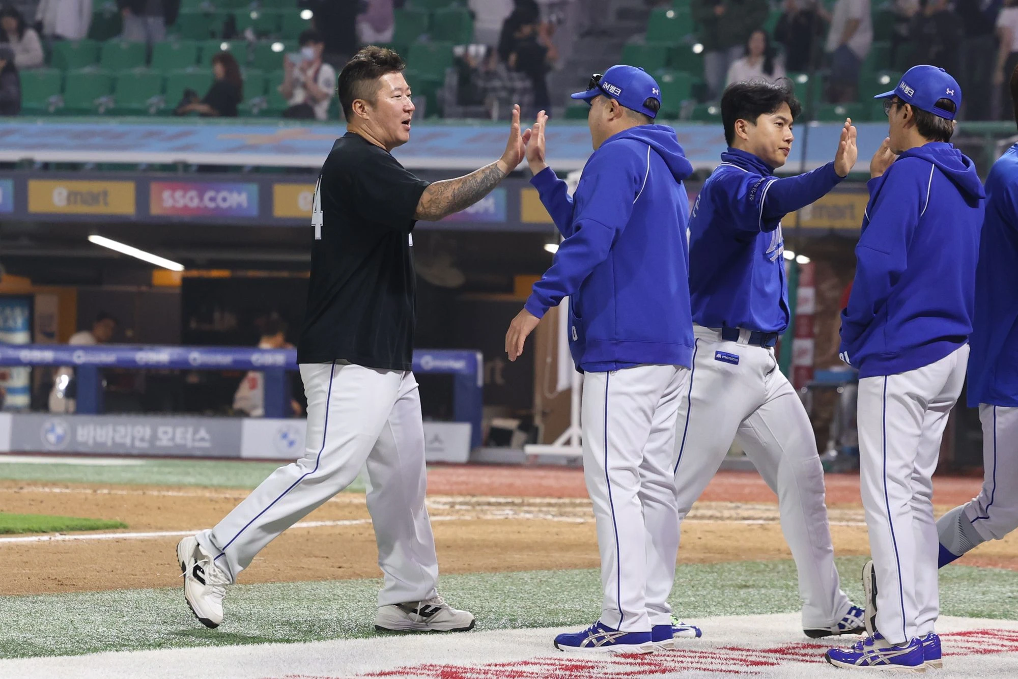 박진만(왼쪽 두 번째) 삼성 라이온즈 감독이 28일 인천 SSG랜더스필드에서 열린 2026 신한 SOL KBO리그 SSG 랜더스와의 팀 간 5차전에서 10-1로 승리한 뒤 최형우(왼쪽 첫 번째)와 하이파이브를 하고 있는 모습. 사진 삼성 라이온즈