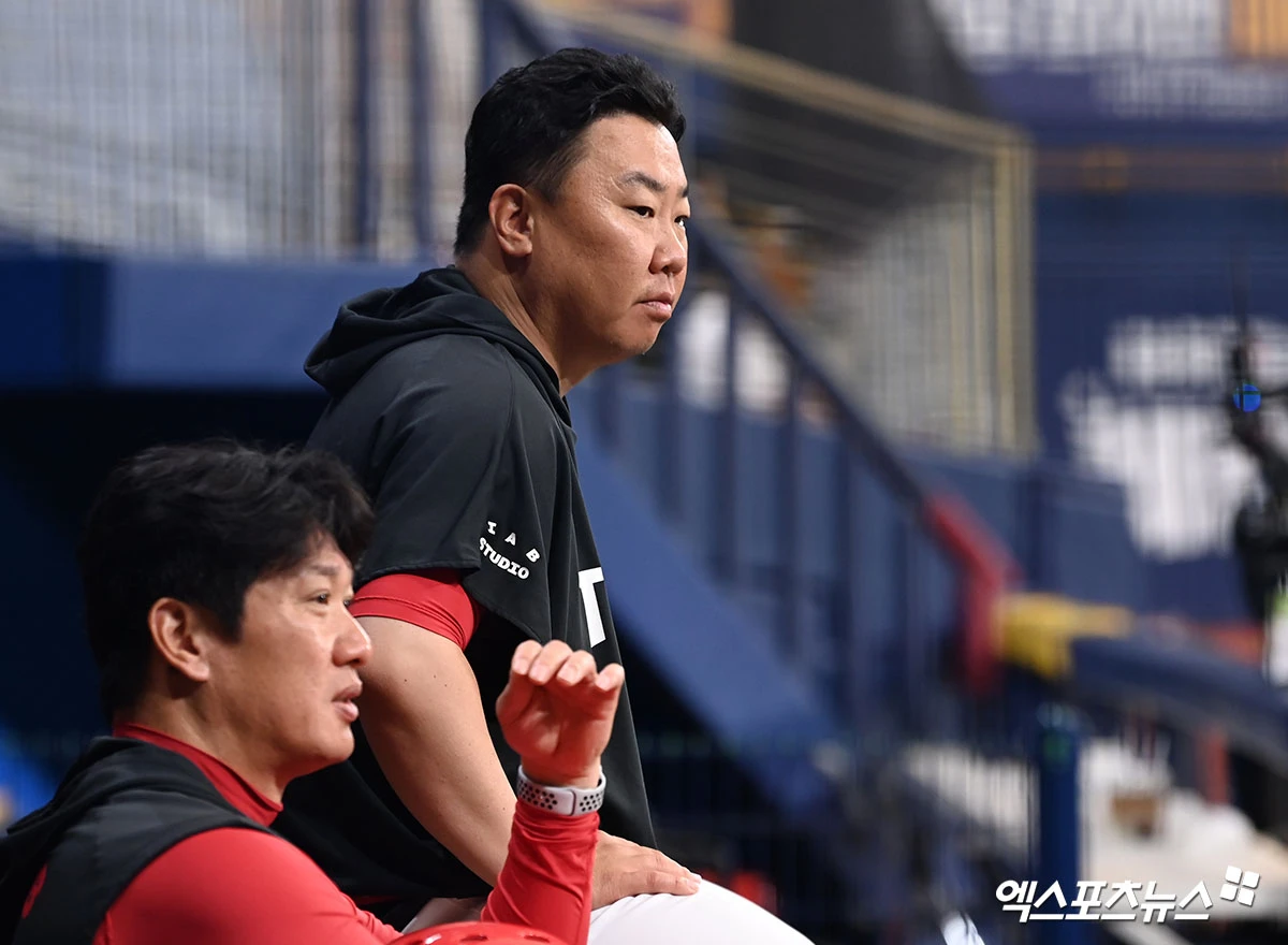 28일 오후 서울 구로구 고척스카이돔에서 열리는 '2026 신한 SOL Bank KBO리그' KIA 타이거즈와 키움 히어로즈의 경기, KIA 이범호 감독이 훈련을 지켜보고 있다. 고척, 고아라 기자
