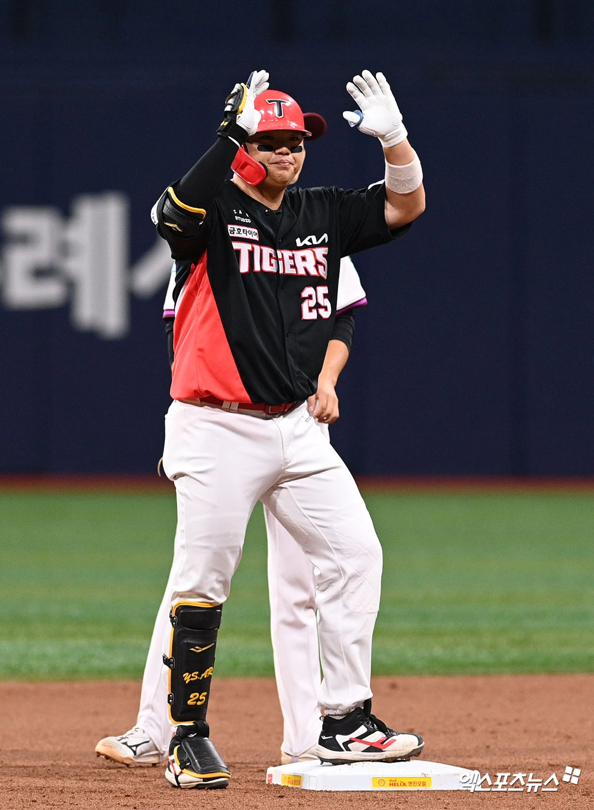 28일 오후 서울 구로구 고척스카이돔에서 열린 '2026 신한 SOL Bank KBO리그' KIA 타이거즈와 키움 히어로즈의 경기, 2회초 1사 2루 KIA 한준수가 안타를 날리고 세리머니를 하고 있다. 고척, 고아라 기자