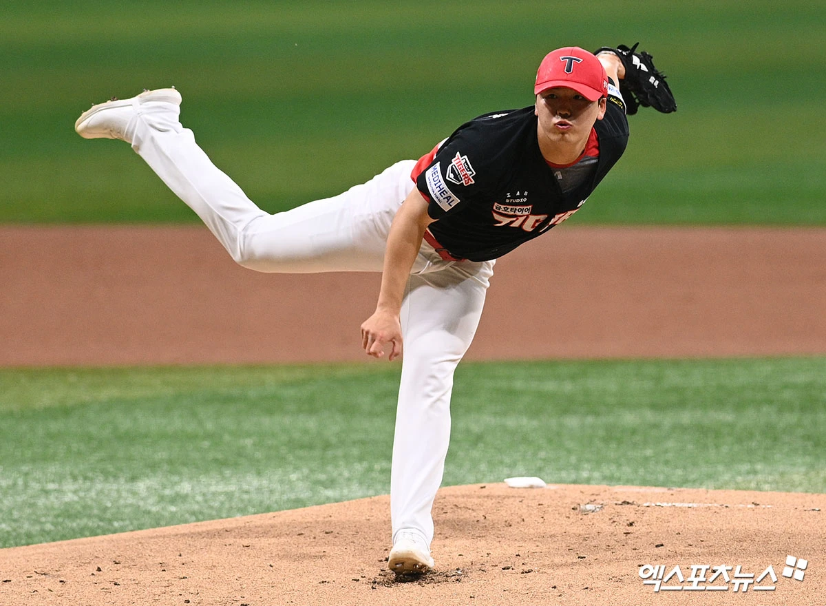 28일 오후 서울 구로구 고척스카이돔에서 열린 '2026 신한 SOL Bank KBO리그' KIA 타이거즈와 키움 히어로즈의 경기, 1회말 KIA 선발투수 황동하가 공을 힘차게 던지고 있다. 고척, 고아라 기자