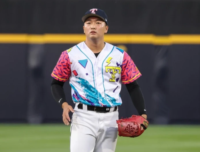 미국 메이저리그(MLB) 디트로이트 타이거스 산하 트리플A 톨리도 머드헨즈에서 빅리그 콜업을 기다리고 있는 한국인 우완 고우석(27)이 오랜만에 실점을 기록했다. 최근 이어가던 무실점 행진도 7경기 만에 막을 내렸다. 고우석은 29일 미국 오하이오주 톨리도의 피프스 서드 필드에서 열린 콜럼버스 클리퍼스(클리블랜드 가디언스 산하)와의 2026 마이너리그 트리플A 경기에 구원 등판해 2이닝 3피안타 1볼넷 4탈삼진 3실점을 기록했다. 트리플A에서의 시즌 평균자책점은 종전 1.38에서 3.77까지 상승했다.