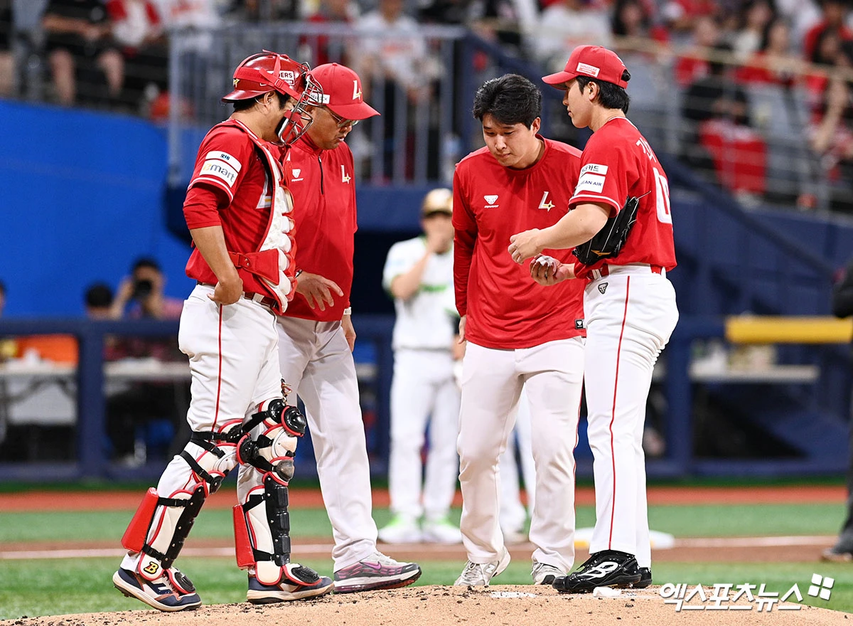 21일 오후 서울 구로구 고척스카이돔에서 열린 '2026 신한 SOL Bank KBO리그' SSG 랜더스와 키움 히어로즈의 경기, 3회말 무사 1,2루 SSG 선발 긴지로가 키움 이형종에게 볼넷을 허용하며 만루 위기를 맞고 있다. 엑스포츠뉴스 DB