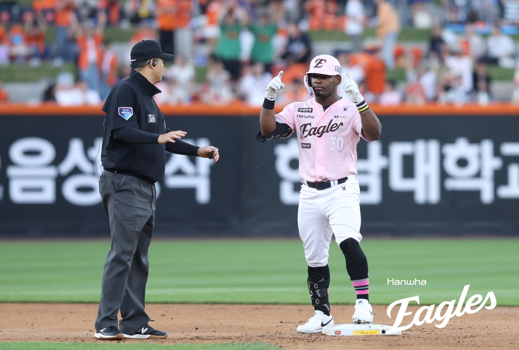 29일 오후 대전 한화생명 볼파크에서 열린 '2026 신한 SOL KBO리그' SSG 랜더스와 한화 이글스의 경기, 4회말 1사 한화 요나단 페라자가 우중간 2루타를 때린 뒤 세리머니를 하고 있다. 한화 이글스