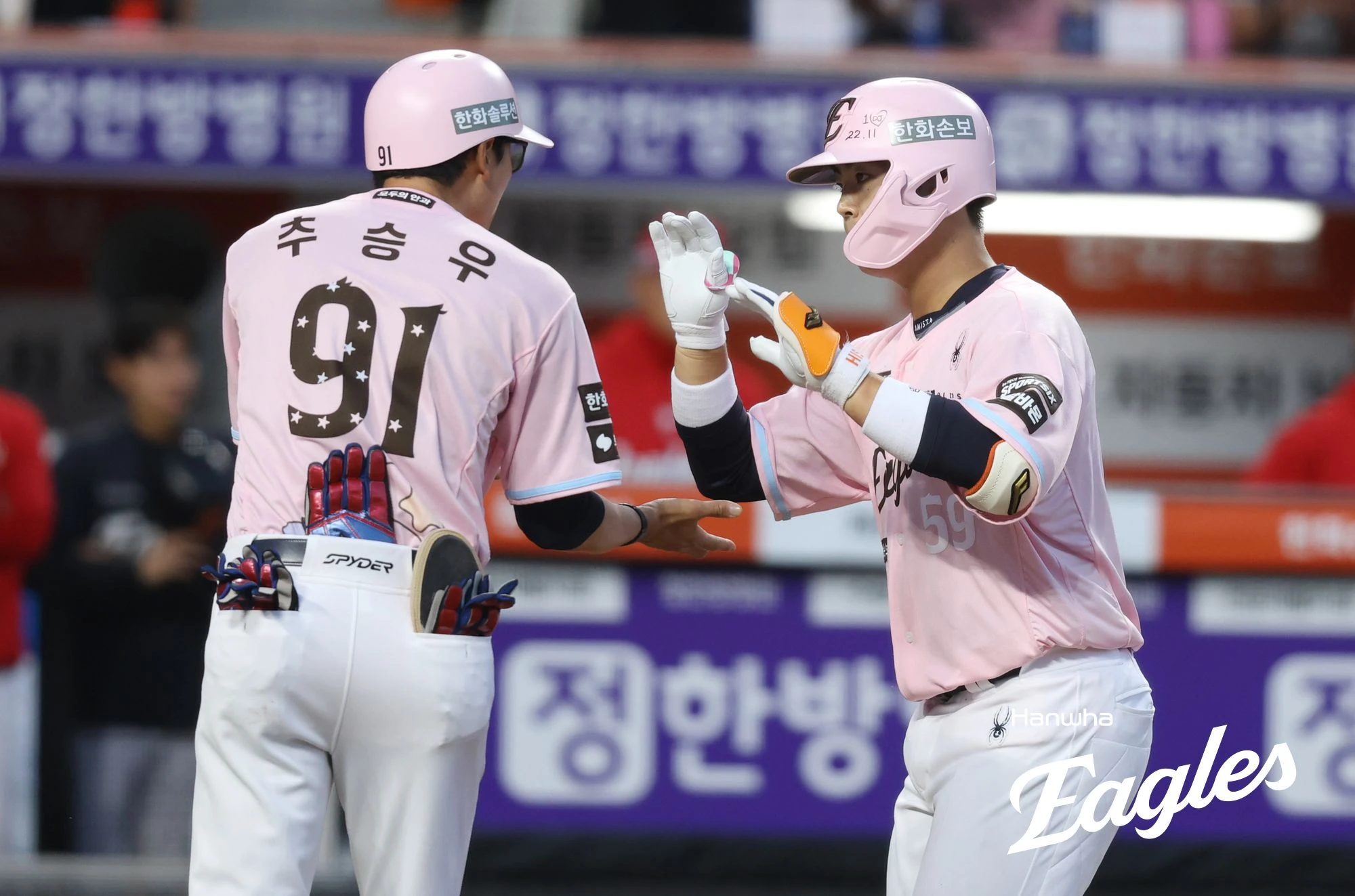 29일 오후 대전 한화생명 볼파크에서 열린 '2026 신한 SOL KBO리그' SSG 랜더스와 한화 이글스의 경기, 5회말 무사 1루 한화 허인서가 투런 홈런을 친 뒤 그라운드를 돌고 있다. 한화 이글스