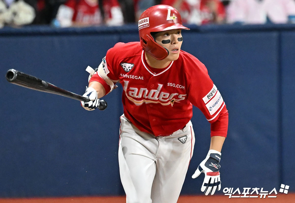 20일 오후 서울 구로구 고척스카이돔에서 열린 '2026 신한 SOL Bank KBO리그' SSG 랜더스와 키움 히어로즈의 경기, 7회초 2사 1,2루 SSG 정준재가 1타점 적시타를 날리고 있다. 엑스포츠뉴스 DB