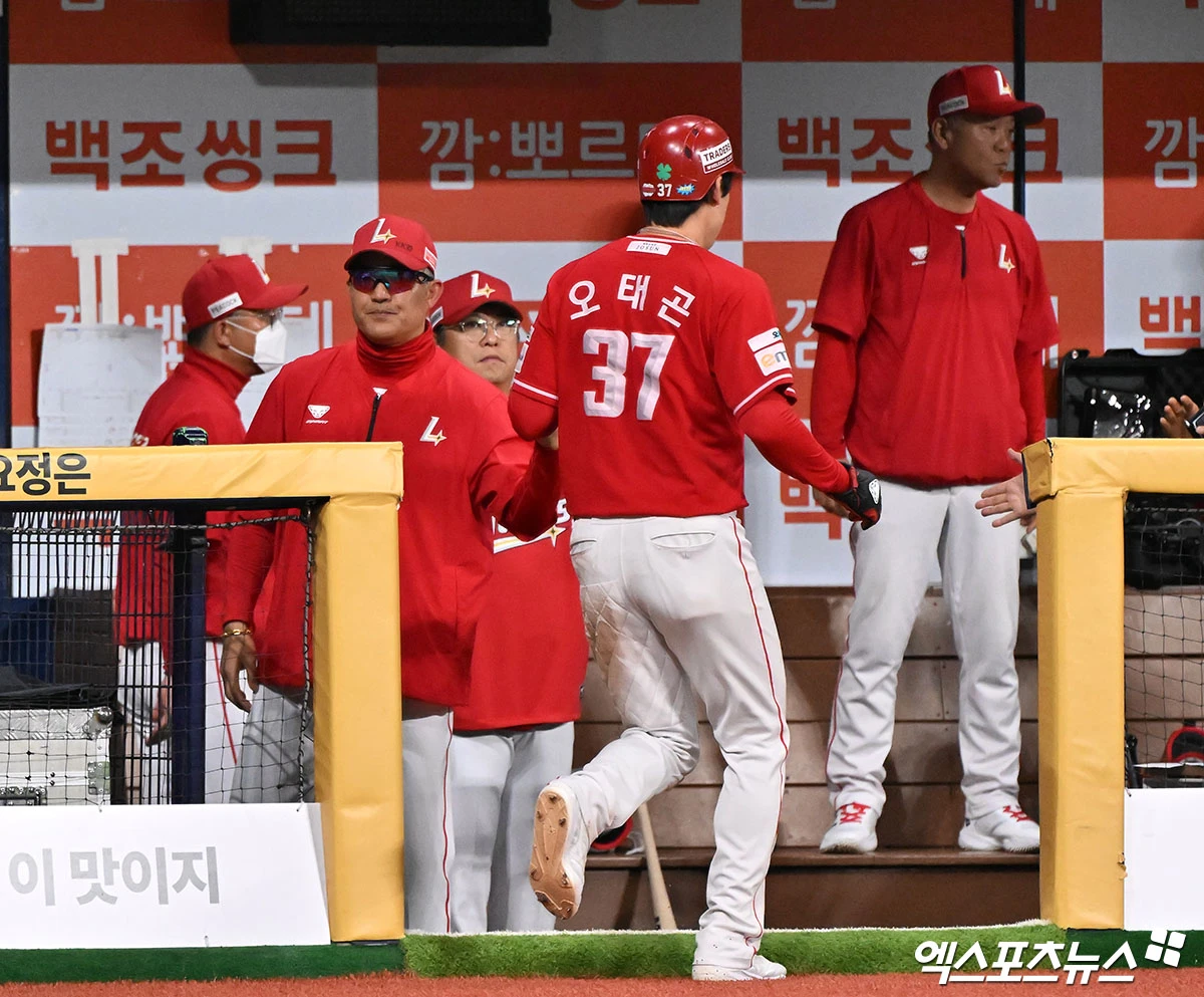 20일 오후 서울 구로구 고척스카이돔에서 열린 '2026 신한 SOL Bank KBO리그' SSG 랜더스와 키움 히어로즈의 경기, 7회초 2사 1,2루 SSG 오태곤이 정준재의 1타점 적시타때 득점에 성공하고 있다. 엑스포츠뉴스 DB