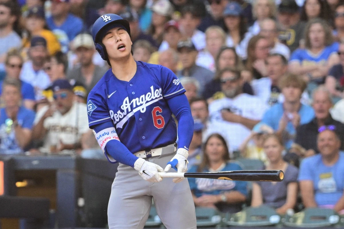 타격 부진에 빠진 미국 메이저리그(MLB) LA 다저스 야수 김혜성(27)이 마이너리그로 내려갔다. 다저스는 30일(한국시간) 미국 캘리포니아주 로스앤젤레스의 유니클로 필드 앳 다저스타디움에서 열리는 2026 메이저리그 필라델피아 필리스와 홈 경기를 앞두고 김혜성을 트리플A 오클라호마시티 코메츠로 보냈다. 김혜성 대신 산티아고 에스피날이 메이저리그 로스터로 돌아왔다. 지난 26일 DFA(방출 대기) 조치가 이뤄졌던 에스피날은 웨이버 통과 후 프리에이전트(FA) 자격을 얻었으나 다시 다저스와 계약했다. 연합뉴스
