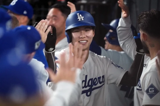 타격 부진에 빠진 미국 메이저리그(MLB) LA 다저스 야수 김혜성(27)이 마이너리그로 내려갔다. 다저스는 30일(한국시간) 미국 캘리포니아주 로스앤젤레스의 유니클로 필드 앳 다저스타디움에서 열리는 2026 메이저리그 필라델피아 필리스와 홈 경기를 앞두고 김혜성을 트리플A 오클라호마시티 코메츠로 보냈다. 김혜성 대신 산티아고 에스피날이 메이저리그 로스터로 돌아왔다. 지난 26일 DFA(방출 대기) 조치가 이뤄졌던 에스피날은 웨이버 통과 후 프리에이전트(FA) 자격을 얻었으나 다시 다저스와 계약했다. 연합뉴스