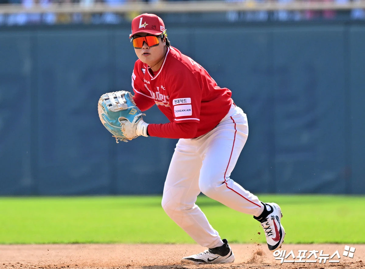 12일 오후 서울 송파구 잠실야구장에서 열린 '2026 신한 SOL Bank KBO리그' SSG 랜더스와 LG 트윈스의 경기, 5회말 1사 만루 SSG 고명준이 LG 신민재의 타구를 잡아 홈으로 송구하고 있다. 엑스포츠뉴스 DB