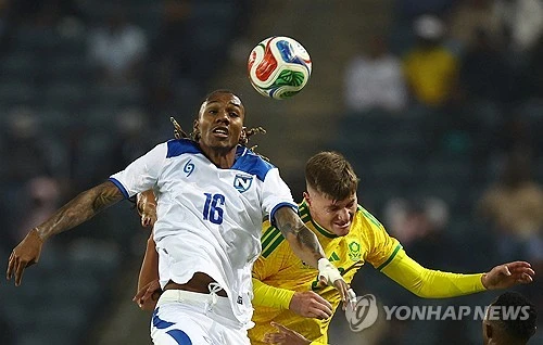 한국과 2026 국제축구연맹(FIFA) 북중미 월드컵 조별예선에서 맞붙는 남아프리카공화국(남아공)이 월드컵을 앞두고 진행한 출정식에서 약체 니카라과와 헛심공방 끝에 득점 없이 비겼다. FIFA 랭킹이 무려 70계단 이상 차이가 나는 팀에 패배한 남아공은 출정식에서 승리하지 못하며 좋지 않은 분위기 속에서 결전지로 떠나게 됐다. 사진 연합뉴스