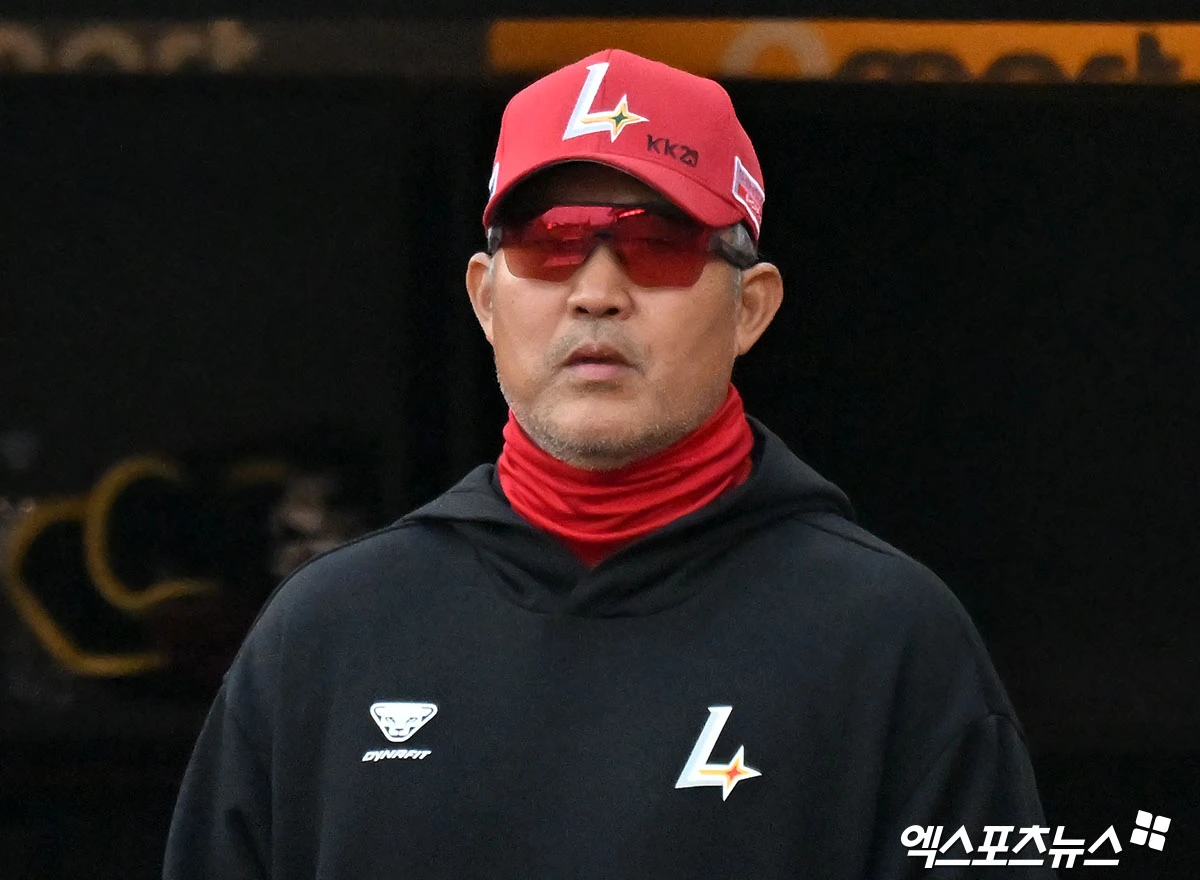 14일 오후 인천SSG랜더스필드에서 열린 '2026 신한 SOL Bank KBO리그' 두산 베어스와 SSG 랜더스의 경기, SSG 이숭용 감독이 경기를 지켜보고 있다. 엑스포츠뉴스 DB
