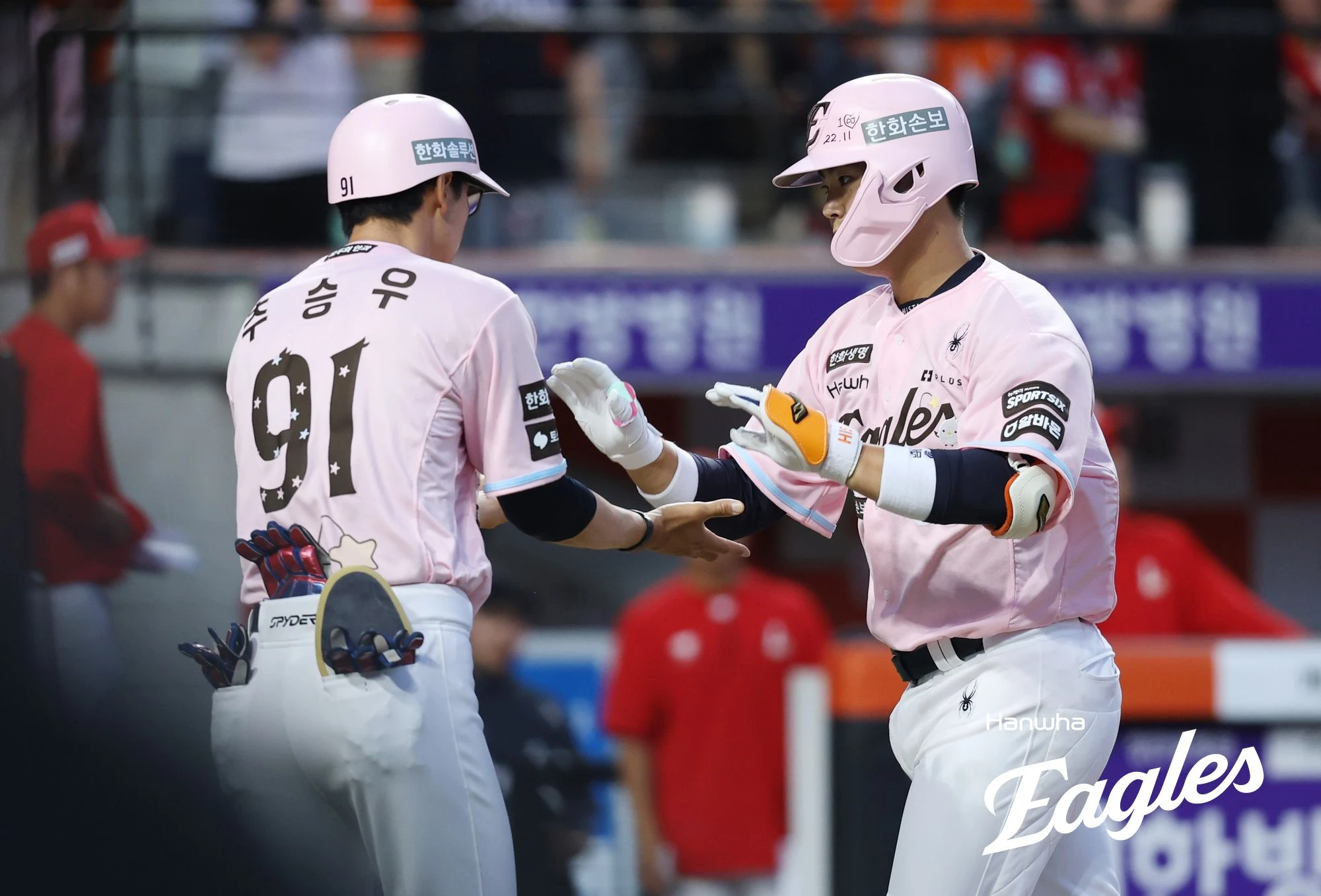 30일 오후 대전 한화생명 볼파크에서 열린 '2026 신한 SOL KBO리그' SSG 랜더스와 한화 이글스의 경기, 6회말 2사 3루 한화 허인서가 투런 홈런을 날린 뒤 추승우 코치와 기쁨을 나누고 있다. 한화 이글스