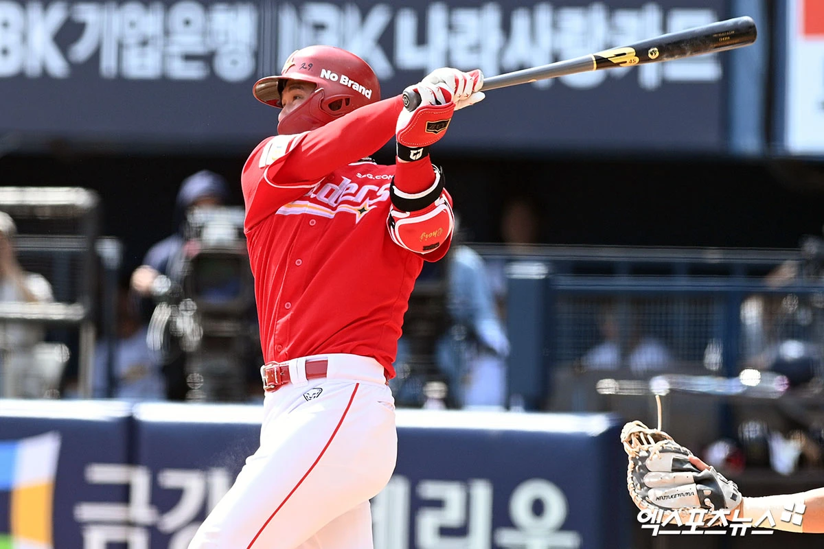 10일 오후 서울 송파구 잠실야구장에서 열린 '2026 신한 SOL Bank KBO리그' SSG 랜더스와 두산 베어스의 경기, 4회초 SSG 최정이 안타를 날리고 있다. 엑스포츠뉴스 DB