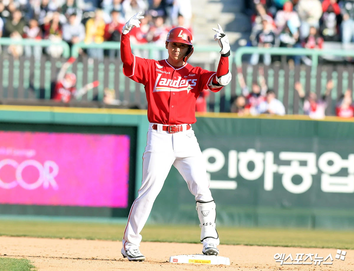 28일 오후 인천SSG랜더스필드에서 열린 '2026 신한 SOL Bank KBO리그' KIA 타이거즈와 SSG 랜더스의 경기, SSG가 홈개막전 7:6 역전 승리를 거뒀다.  9회말 1사 1루 SSG 안상현이 안타를 날리고 세리머니를 하고 있다. 엑스포츠뉴스 DB