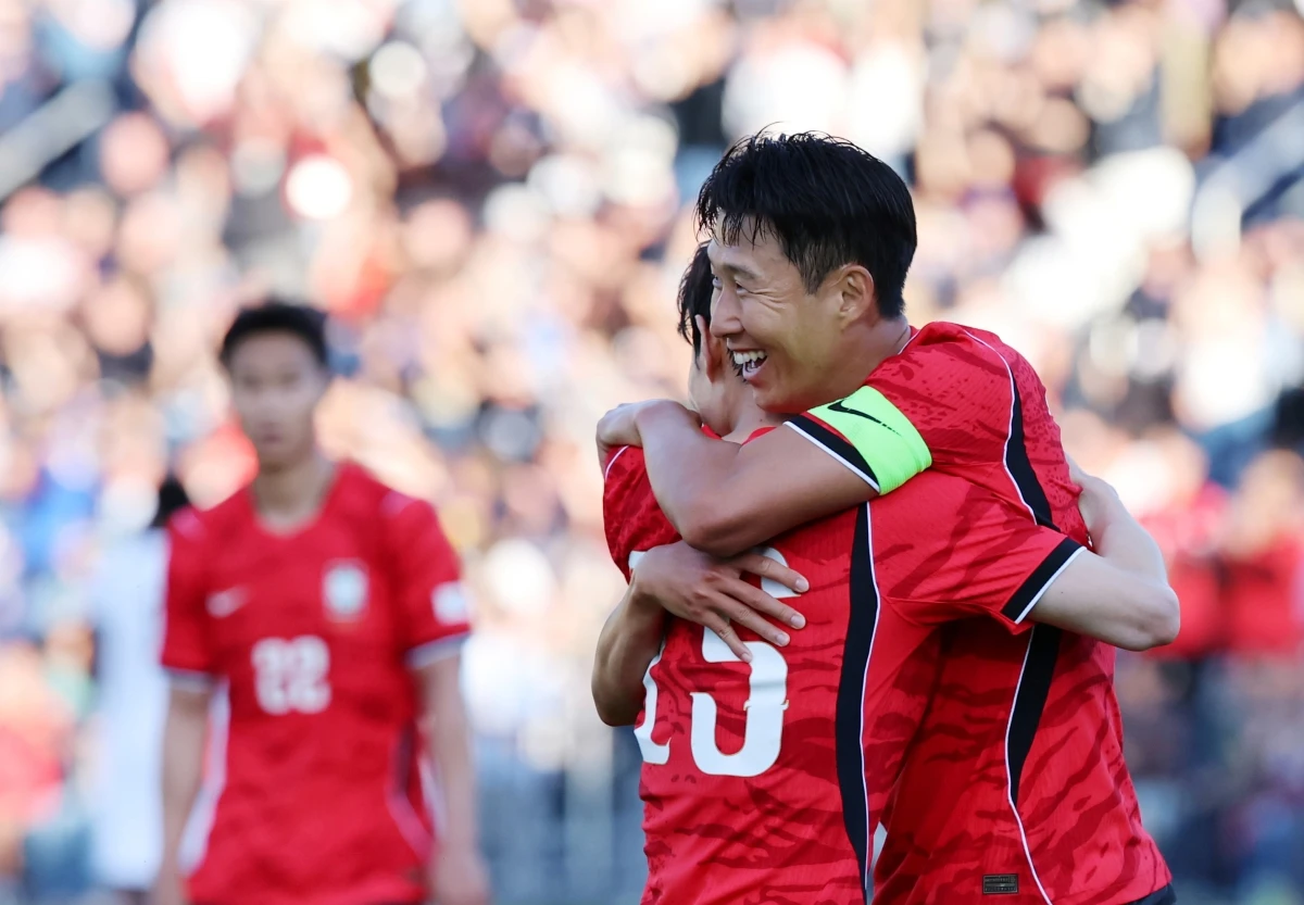 홍명보호가 2026 국제축구연맹(FIFA) 북중미 월드컵 본선을 앞두고 치러지는 두 번의 평가전 중 첫 번째 경기에서 기분 좋은 승리를 거뒀다. 대표팀의 주장 손흥민과 교체로 투입된 조규성, 황희찬 등 공격진이 골맛을 보면서 대회 직전 득점 감각을 끌어올렸다는 점이 고무적이다. 사진 연합뉴스