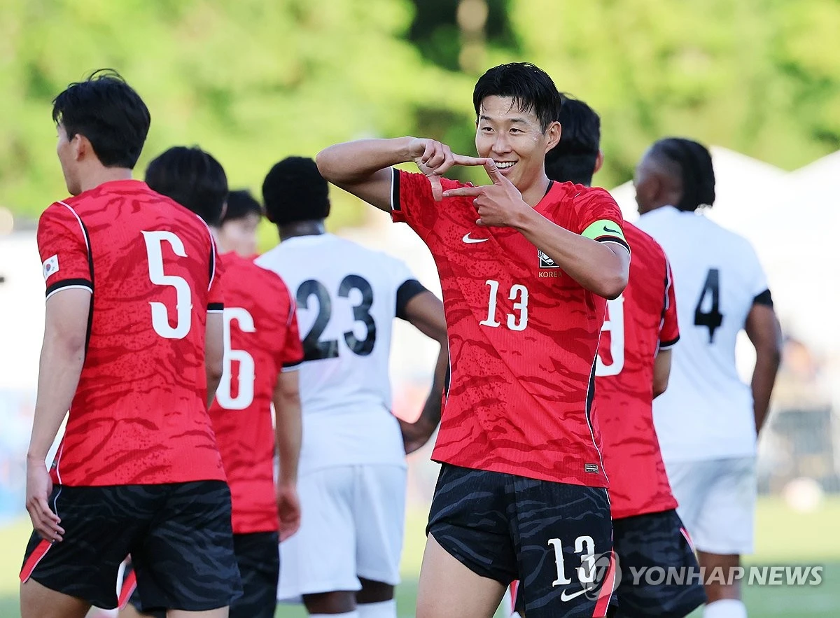홍명보호가 2026 국제축구연맹(FIFA) 북중미 월드컵 본선을 앞두고 치러지는 두 번의 평가전 중 첫 번째 경기에서 기분 좋은 승리를 거뒀다. 대표팀의 주장 손흥민과 교체로 투입된 조규성, 황희찬 등 공격진이 골맛을 보면서 대회 직전 득점 감각을 끌어올렸다는 점이 고무적이다. 사진 연합뉴스