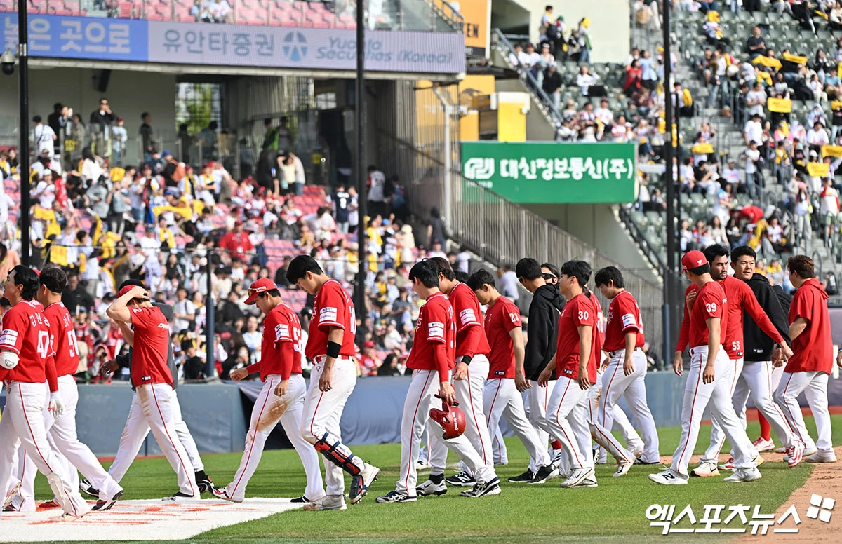 12일 오후 서울 송파구 잠실야구장에서 열린 '2026 신한 SOL Bank KBO리그' SSG 랜더스와 LG 트윈스의 경기, LG가 SSG에 9:1로 승리하며 7연승을 기록했다. 경기종료 후 SSG 선수들이 그라운드를 빠져나가고 있다. 엑스포츠뉴스 DB