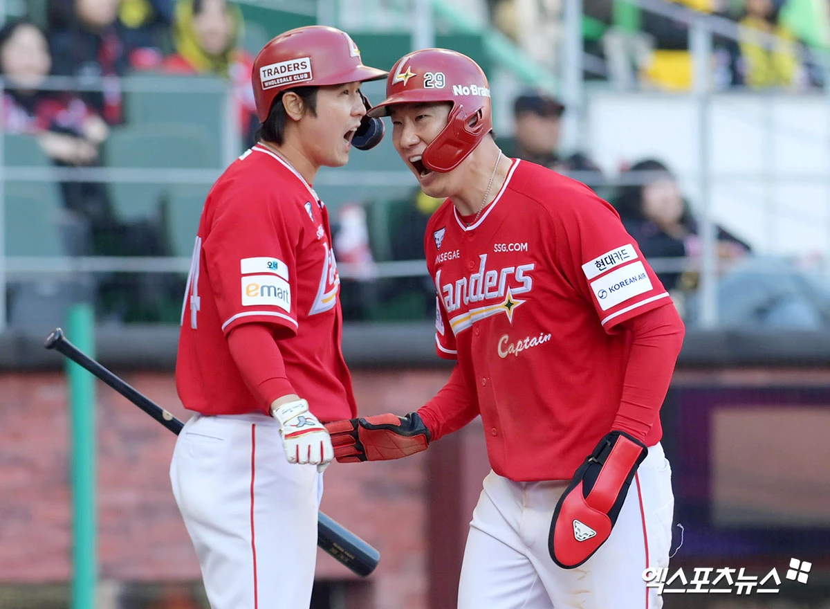 28일 오후 인천SSG랜더스필드에서 열린 '2026 신한 SOL Bank KBO리그' KIA 타이거즈와 SSG 랜더스의 경기, SSG가 홈개막전 7:6 역전 승리를 거뒀다. 9회말 1사 1,2루 SSG 에레디아 타석 때 득점한 오태곤이 최정과 기뻐하고 있다. 엑스포츠뉴스 DB