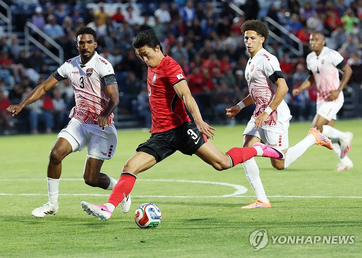 2026 국제축구연맹(FIFA) 북중미 월드컵을 앞두고 열린 평가전에서 멀티골을 쏘아올리며 분위기를 한껏 끌어올린 홍명보호의 스트라이커 조규성이 다득점 승리와 공격진의 활약에 기뻐했다. 조규성은 31일 미국 유타주 솔트레이크시티의 브리검영대(BYU) 사우스필드에서 열린 트리니다드토바고(FIFA 랭킹 102위)와의 평가전에 교체 출전해 멀티골을 터트리며 홍명보호의 5-0 대승에 골을 보탰다. 조규성은 경기 직후 '다득점으로 승리해 기쁘다. 공격수들이 각자 공격포인트를 올린 것 같아 기쁘다'며 고지대 적응에 대해선 ' 아무래도 평소보다 공이 빠르다고 체감됐다. 체력적인 부분도 있고, 선수들과 입이 바싹 마른다고 이야기를 나눴다. 빨리 적응해야 한다'고 답했다. 연합뉴스