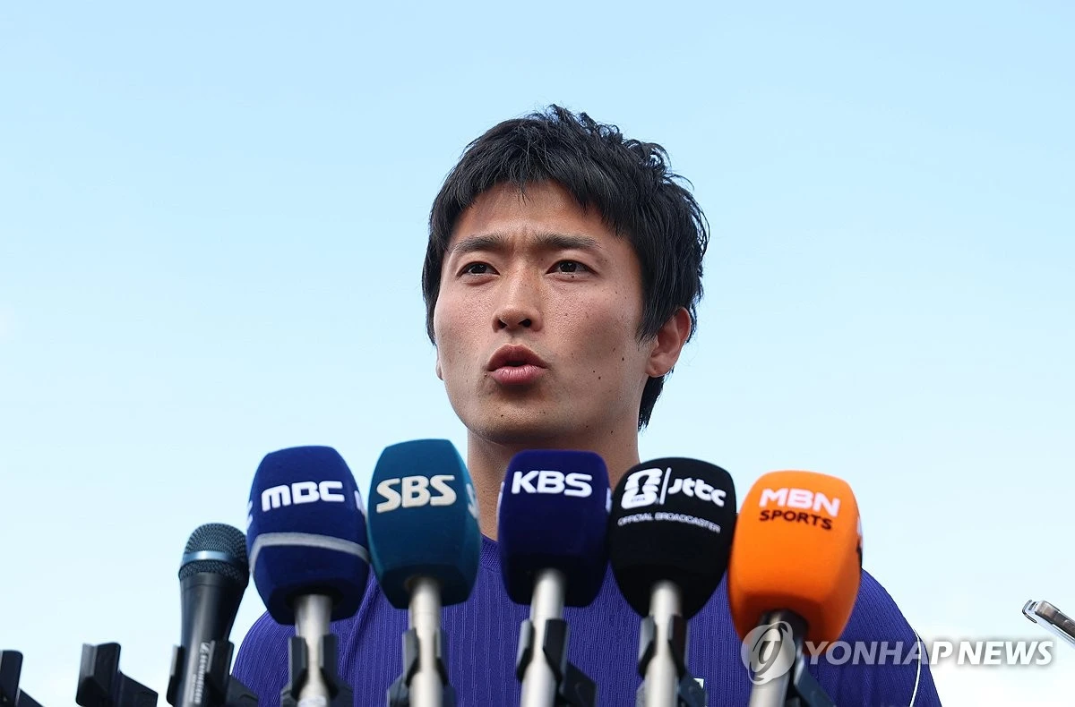 2026 국제축구연맹(FIFA) 북중미 월드컵을 앞두고 열린 평가전에서 멀티골을 쏘아올리며 분위기를 한껏 끌어올린 홍명보호의 스트라이커 조규성이 다득점 승리와 공격진의 활약에 기뻐했다. 조규성은 31일 미국 유타주 솔트레이크시티의 브리검영대(BYU) 사우스필드에서 열린 트리니다드토바고(FIFA 랭킹 102위)와의 평가전에 교체 출전해 멀티골을 터트리며 홍명보호의 5-0 대승에 골을 보탰다. 조규성은 경기 직후 '다득점으로 승리해 기쁘다. 공격수들이 각자 공격포인트를 올린 것 같아 기쁘다'며 고지대 적응에 대해선 ' 아무래도 평소보다 공이 빠르다고 체감됐다. 체력적인 부분도 있고, 선수들과 입이 바싹 마른다고 이야기를 나눴다. 빨리 적응해야 한다'고 답했다. 연합뉴스