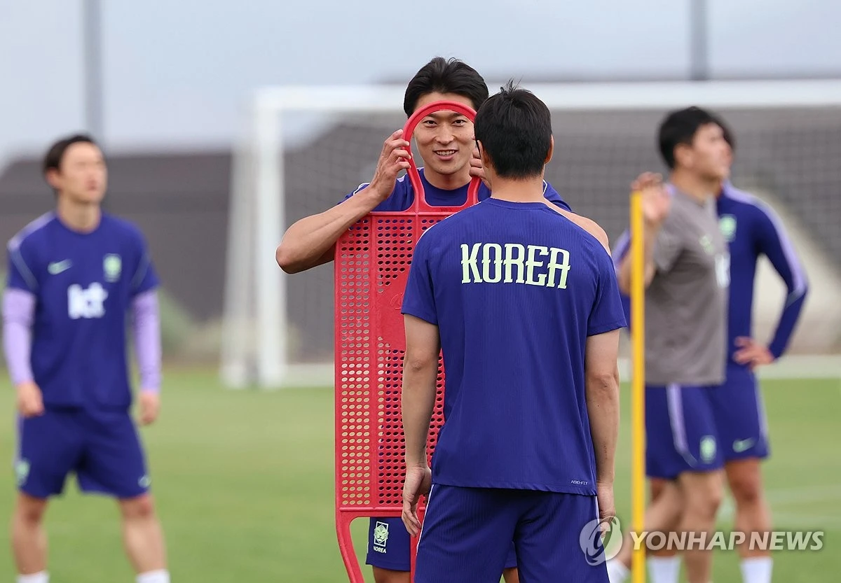 2026 국제축구연맹(FIFA) 북중미 월드컵을 앞두고 열린 평가전에서 멀티골을 쏘아올리며 분위기를 한껏 끌어올린 홍명보호의 스트라이커 조규성이 다득점 승리와 공격진의 활약에 기뻐했다. 조규성은 31일 미국 유타주 솔트레이크시티의 브리검영대(BYU) 사우스필드에서 열린 트리니다드토바고(FIFA 랭킹 102위)와의 평가전에 교체 출전해 멀티골을 터트리며 홍명보호의 5-0 대승에 골을 보탰다. 조규성은 경기 직후 '다득점으로 승리해 기쁘다. 공격수들이 각자 공격포인트를 올린 것 같아 기쁘다'며 고지대 적응에 대해선 ' 아무래도 평소보다 공이 빠르다고 체감됐다. 체력적인 부분도 있고, 선수들과 입이 바싹 마른다고 이야기를 나눴다. 빨리 적응해야 한다'고 답했다. 연합뉴스