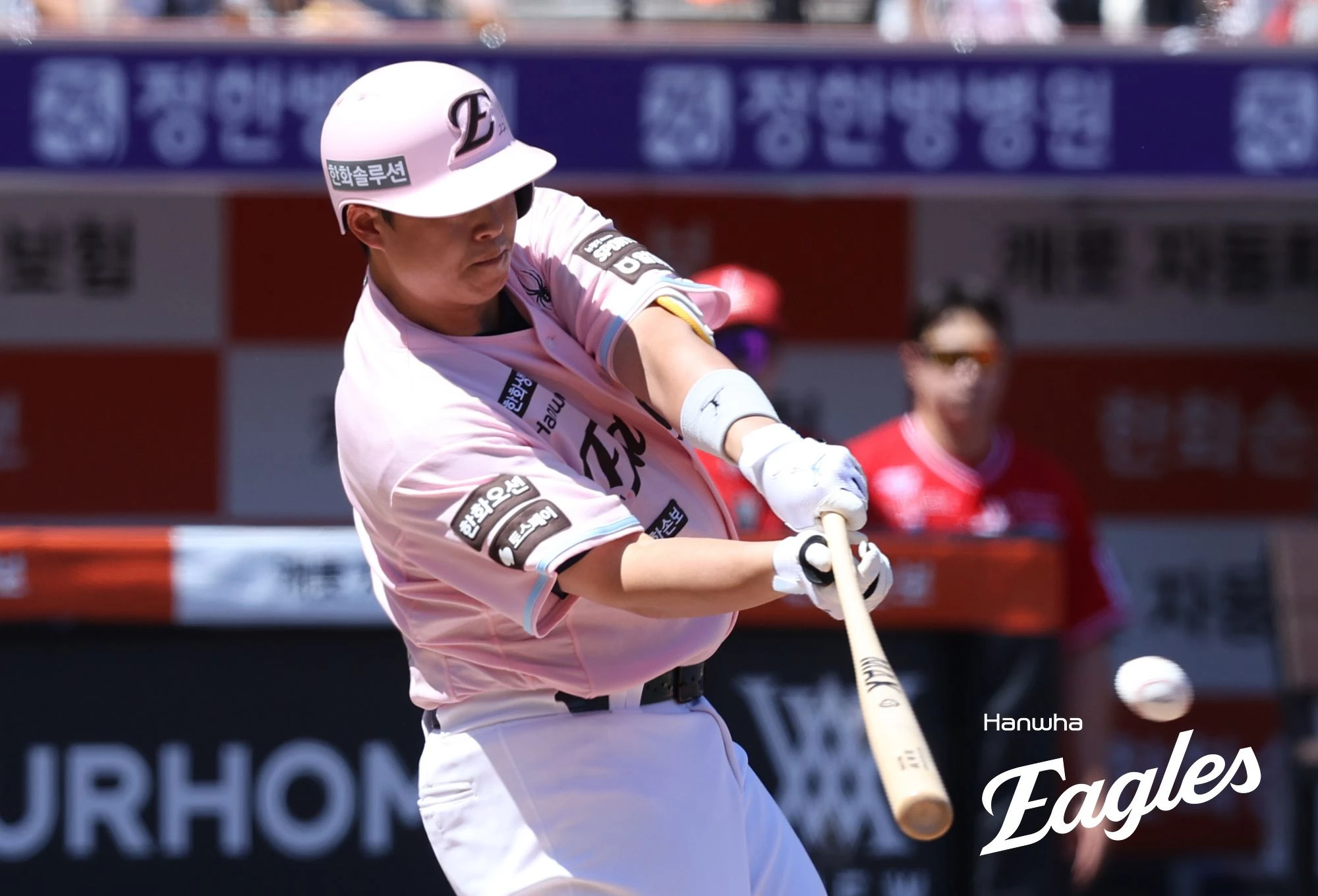 김경문 감독이 이끄는 한화 이글스는 31일 대전 한화생명 볼파크에서 열린 2026 신한 SOL KBO리그 SSG 랜더스와의 정규시즌 8차전에서 6-2로 승리했다. 이날 선발 윌켈 에르난데스가 6이닝 4피안타 4사사구 5탈삼진 2실점으로 호투를 펼치며 승리의 발판을 마련했고, 타선에서는 강백호(4타수 3안타 1득점), 노시환(4타수 3안타 3타점 1득점), 김태연(4타수 2안타 1타점), 심우준(3타수 2안타 1타점 1볼넷)이 멀티히트를 달성했다. 이날 승리로 한화는 4연승을 질주했지만, SSG는 12연패 수렁에 빠지면서 구단 역사상 최다 연패 신기록이라는 불명예를 안았다. 한화 이글스
