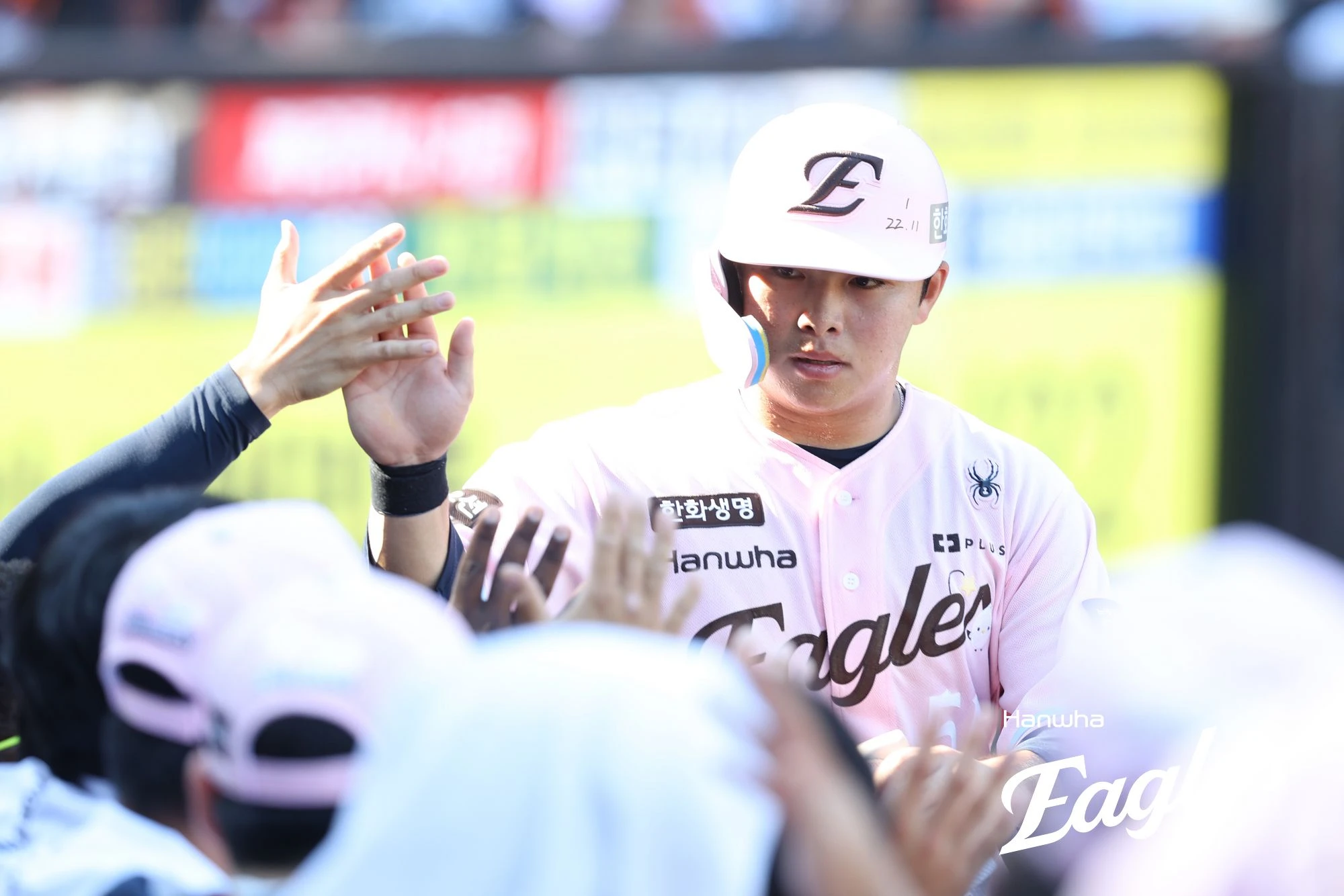 김경문 감독이 이끄는 한화 이글스는 31일 대전 한화생명 볼파크에서 열린 2026 신한 SOL KBO리그 SSG 랜더스와의 정규시즌 8차전에서 6-2로 승리했다. 이날 선발 윌켈 에르난데스가 6이닝 4피안타 4사사구 5탈삼진 2실점으로 호투를 펼치며 승리의 발판을 마련했고, 타선에서는 강백호(4타수 3안타 1득점), 노시환(4타수 3안타 3타점 1득점), 김태연(4타수 2안타 1타점), 심우준(3타수 2안타 1타점 1볼넷)이 멀티히트를 달성했다. 이날 승리로 한화는 4연승을 질주했지만, SSG는 12연패 수렁에 빠지면서 구단 역사상 최다 연패 신기록이라는 불명예를 안았다. 한화 이글스