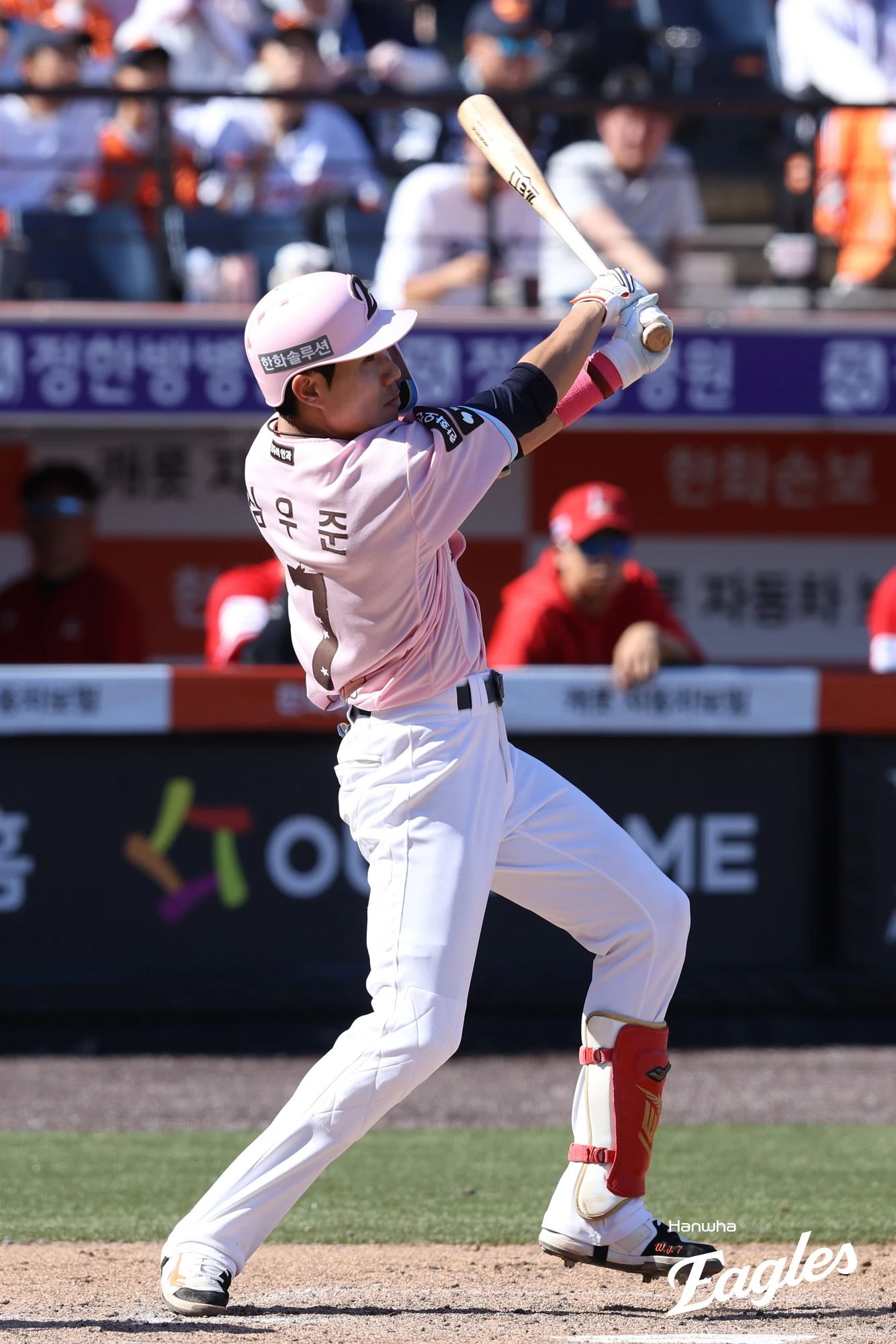 김경문 감독이 이끄는 한화 이글스는 31일 대전 한화생명 볼파크에서 열린 2026 신한 SOL KBO리그 SSG 랜더스와의 정규시즌 8차전에서 6-2로 승리했다. 이날 선발 윌켈 에르난데스가 6이닝 4피안타 4사사구 5탈삼진 2실점으로 호투를 펼치며 승리의 발판을 마련했고, 타선에서는 강백호(4타수 3안타 1득점), 노시환(4타수 3안타 3타점 1득점), 김태연(4타수 2안타 1타점), 심우준(3타수 2안타 1타점 1볼넷)이 멀티히트를 달성했다. 이날 승리로 한화는 4연승을 질주했지만, SSG는 12연패 수렁에 빠지면서 구단 역사상 최다 연패 신기록이라는 불명예를 안았다. 한화 이글스