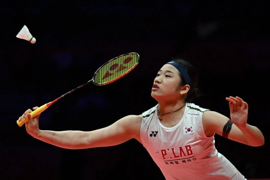 배드민턴 여자단식 세계랭킹 1위 안세영은 31일(한국시간) 싱가포르의 싱가포르 실내체육관에서 시작된 세계배드민턴연맹(BWF) 월드투어 싱가포르 오픈(슈퍼 750) 여자단식 결승에서 일본의 야마구치 아마케(세계 3위)를 1시간 4분간의 접전 끝에 게임스코어 2-1(21-11 17-21 21-19)로 이겼다. 안세영은 3게임 막판 16-19로 끌려가는 상황에서 괴력을 발휘해 5연속 득점에 성공하면서 짜릿한 승리를 거뒀다. 이날 승리로 안세영은 통산 세 번째 싱가포르 오픈 우승에 성공했고, 야마구치와의 상대 전적을 18승15패로 늘렸다. 연합뉴스