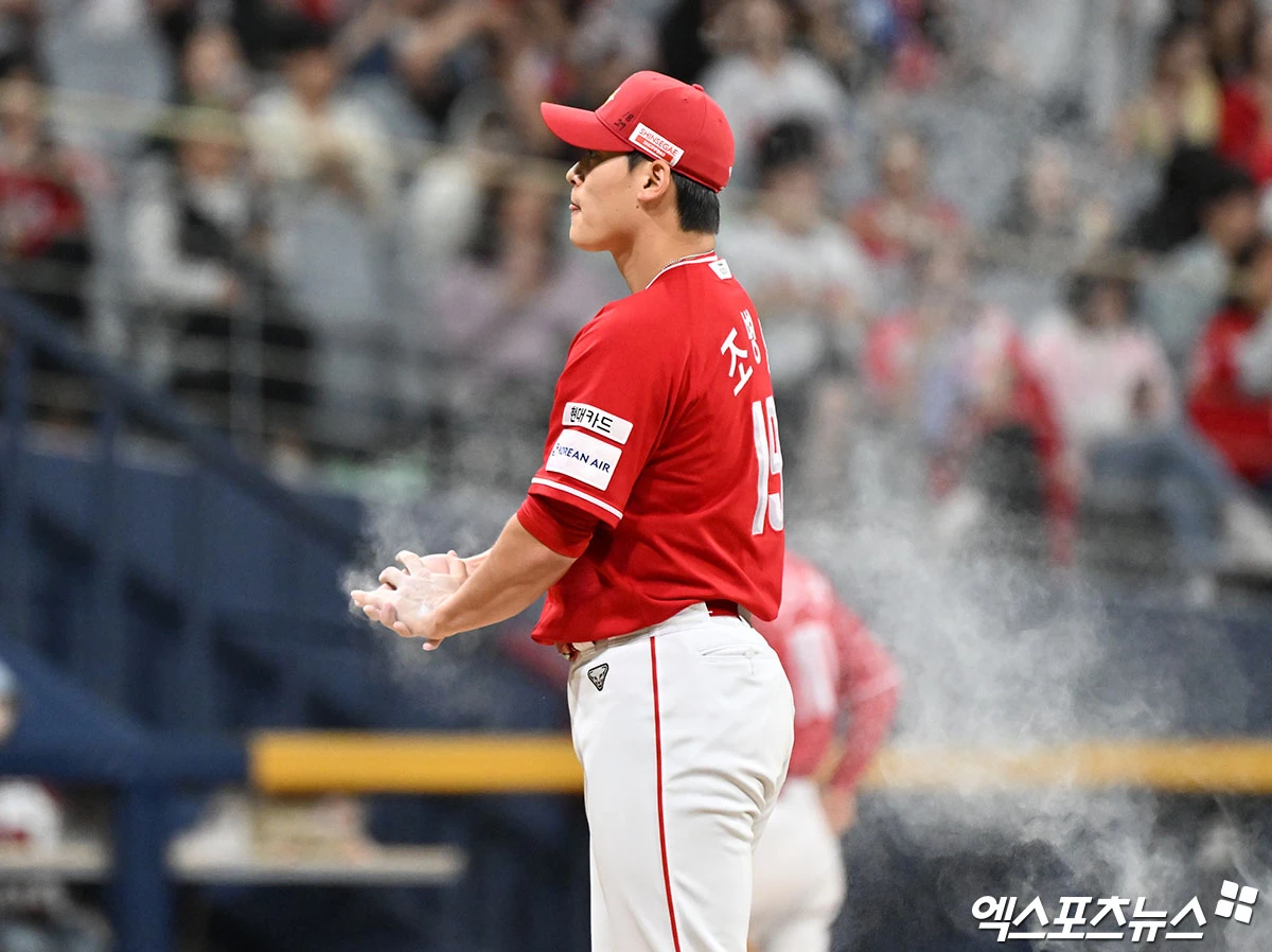 20일 오후 서울 구로구 고척스카이돔에서 열린 '2026 신한 SOL Bank KBO리그' SSG 랜더스와 키움 히어로즈의 경기, 9회말 SSG 조병현이 투구 준비를 하고 있다. 엑스포츠뉴스 DB
